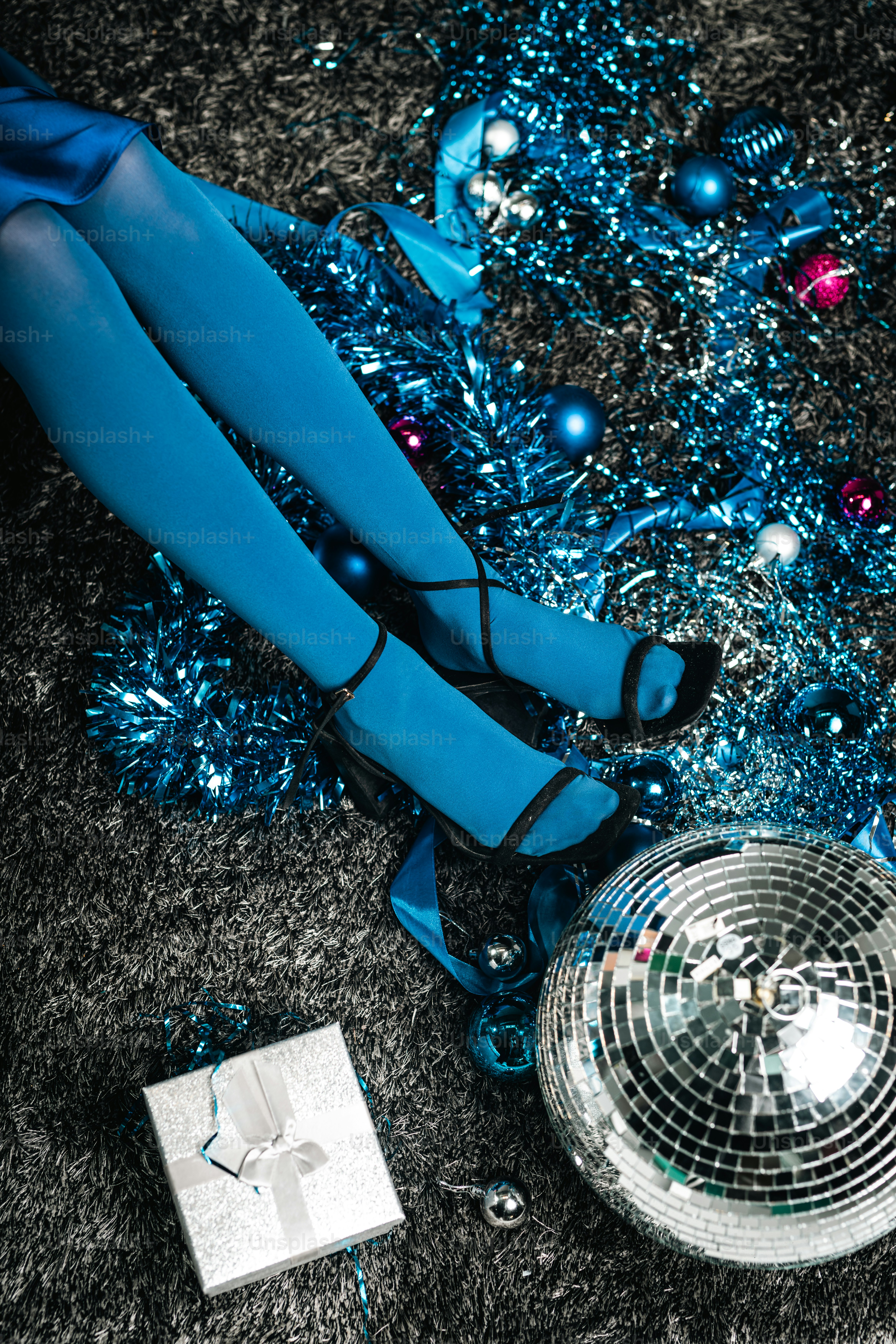Uma bola de discoteca e luvas azuis no chão