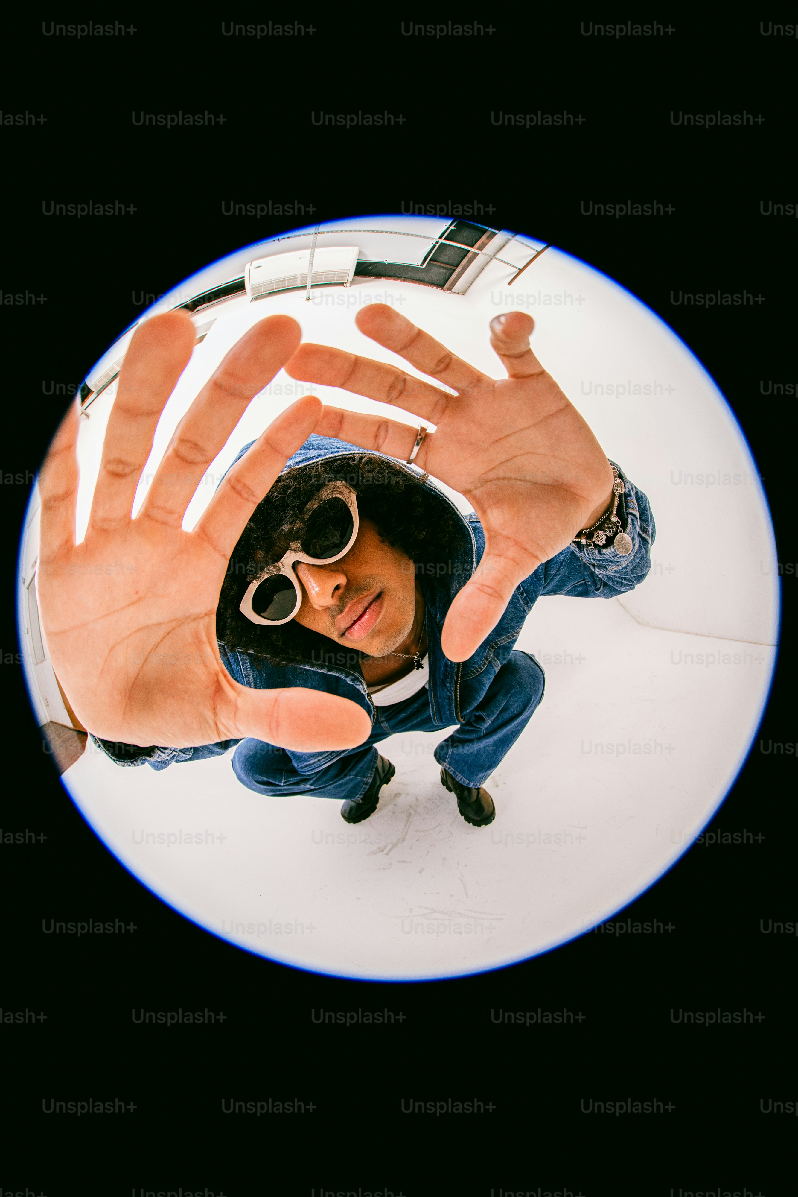 Un hombre con gafas de sol y una sudadera con capucha tomándose una ...