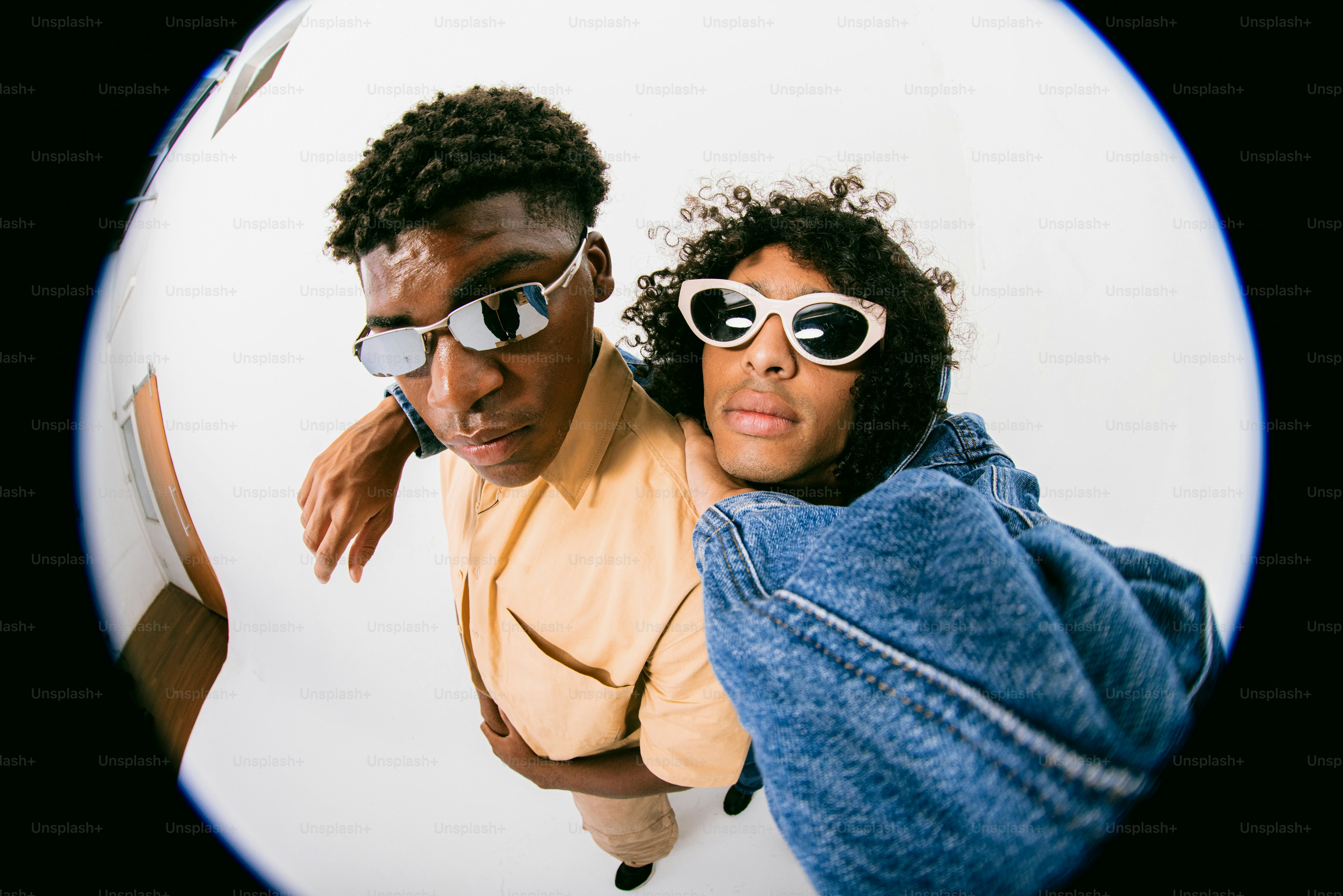 Ein paar Leute, die in einen Spiegel schauen