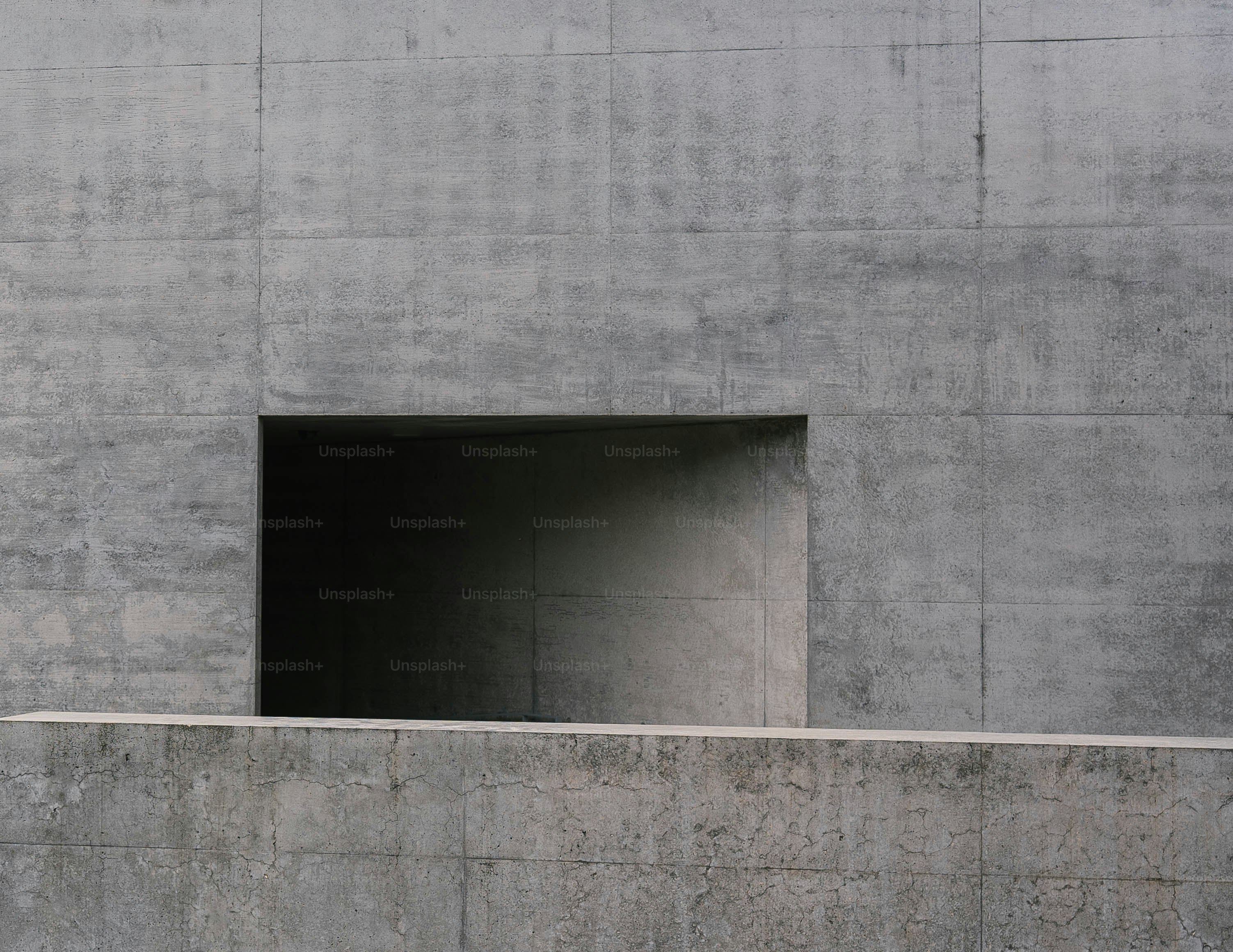 Un hombre montando una patineta por el costado de una pared de cemento