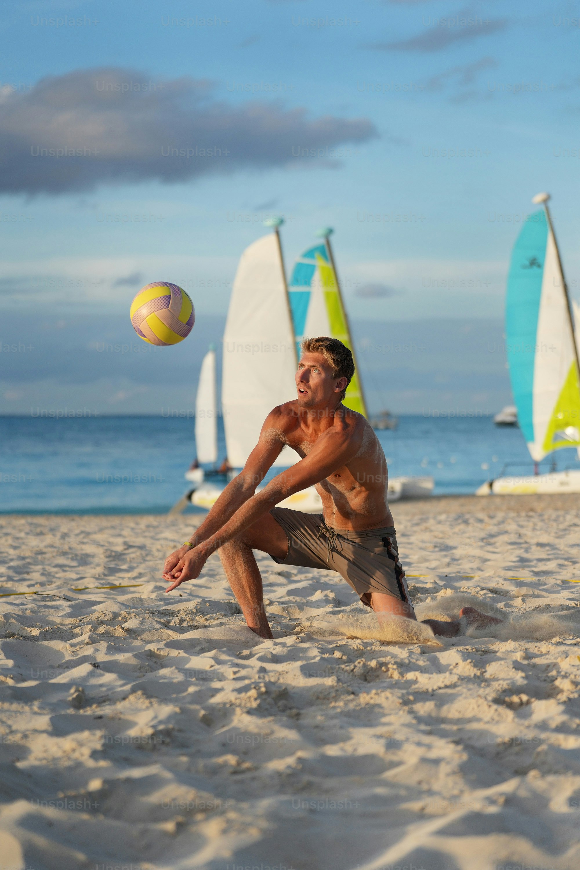 Un homme joue au volley-ball sur la plage