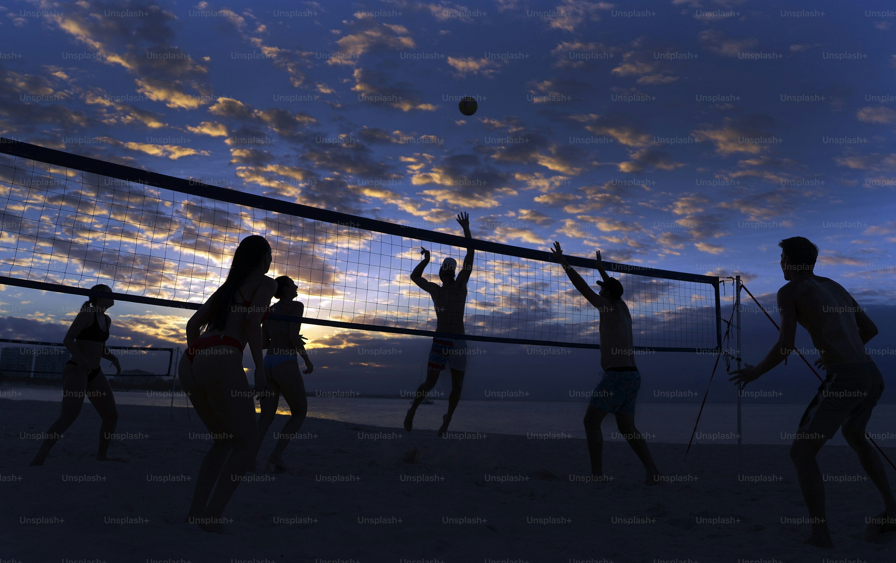 Un groupe de personnes jouant au volley-ball sur la plage