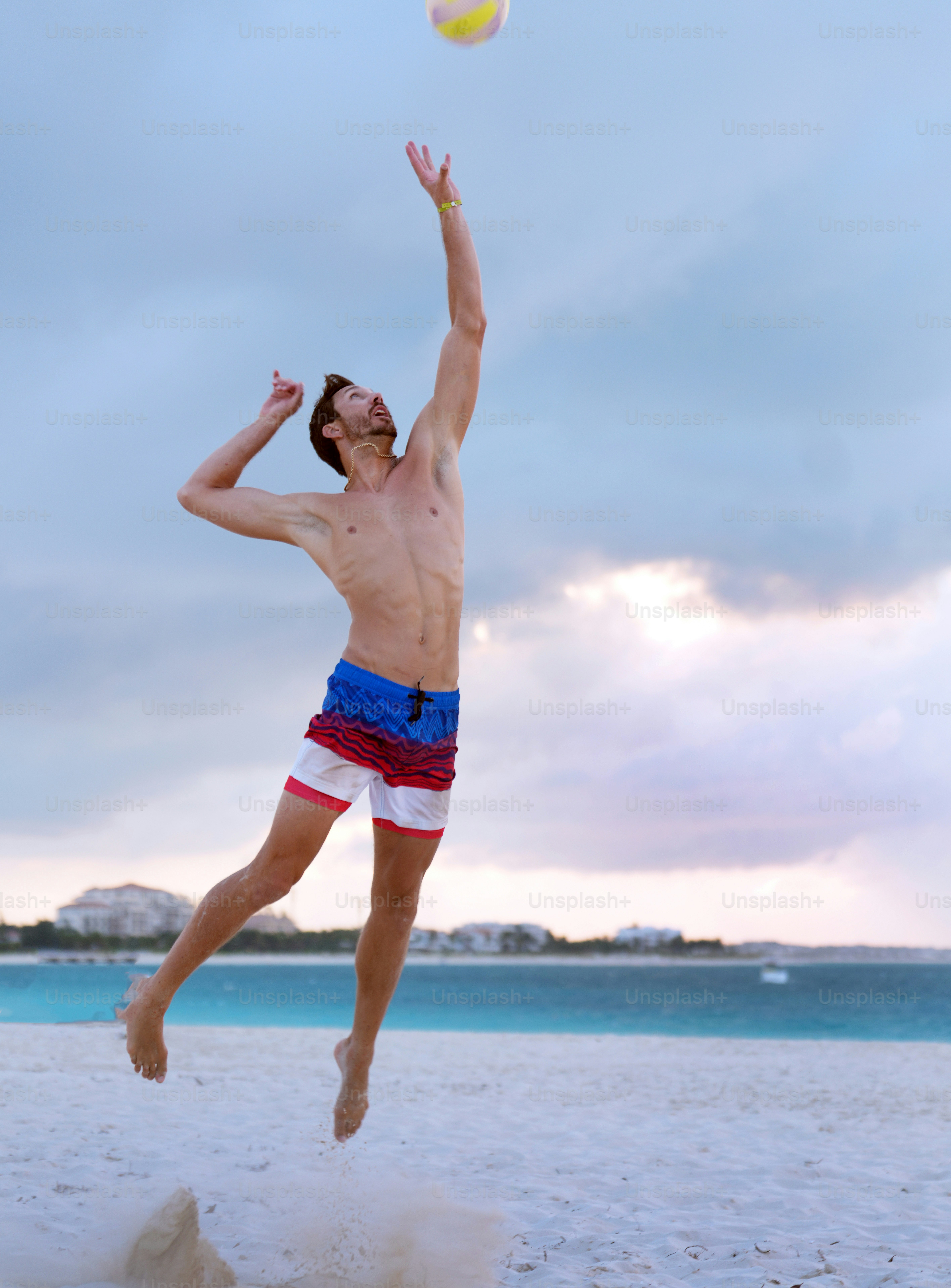 Un homme sautant en l’air pour attraper un frisbee
