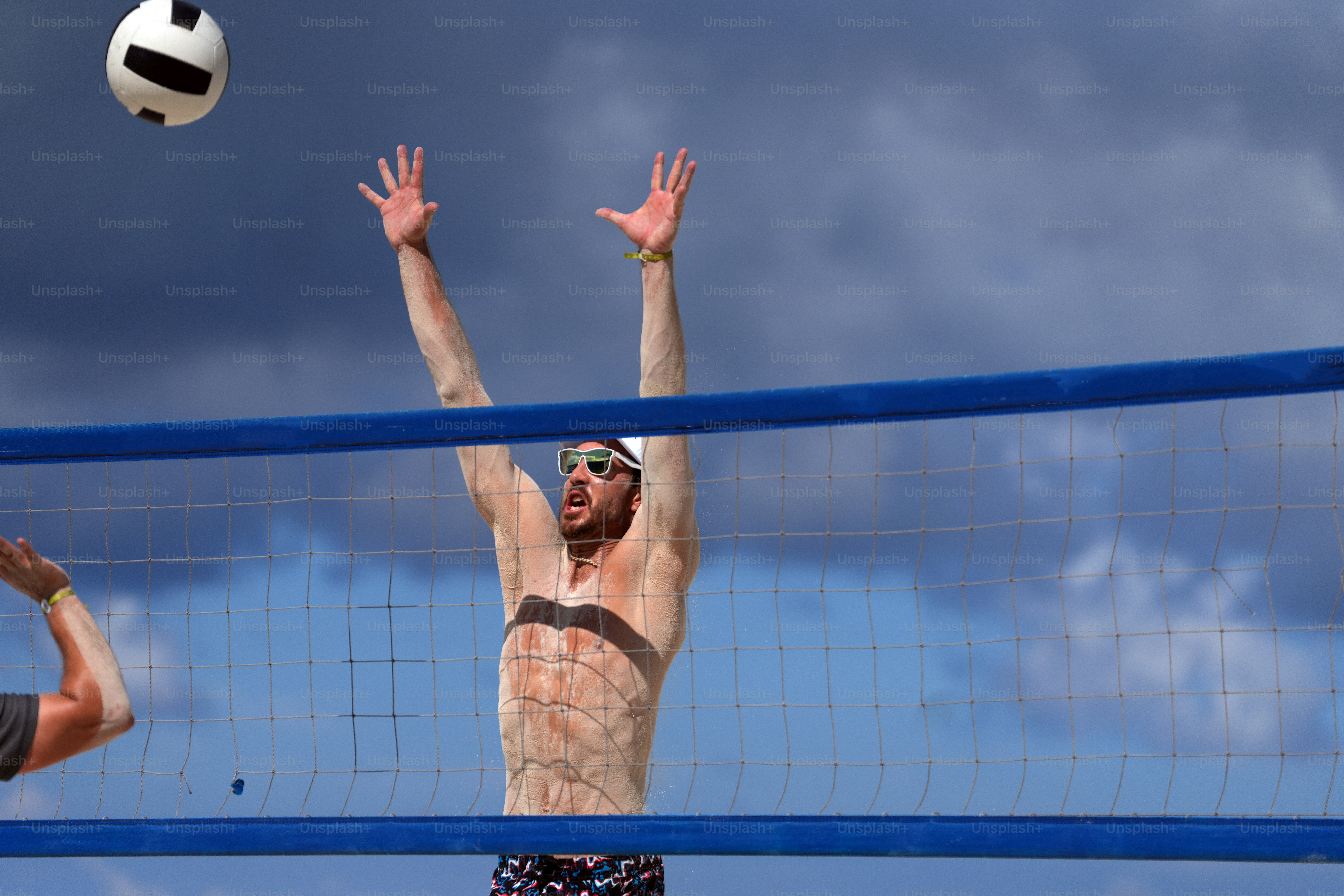 Un couple d’hommes jouant une partie de volley-ball