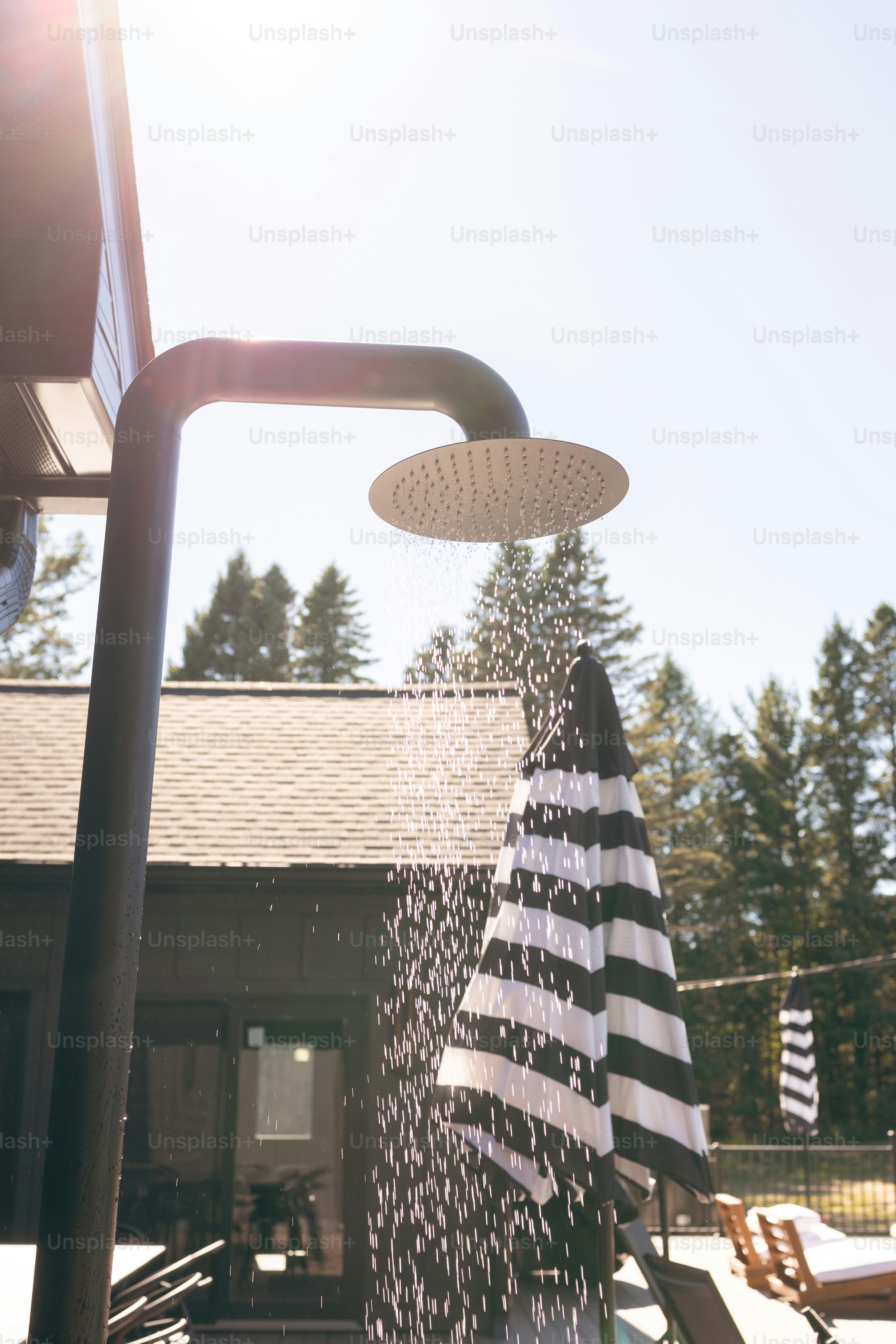 Ein schwarz-weiß gestreiftes Handtuch, das an einem Duschkopf hängt