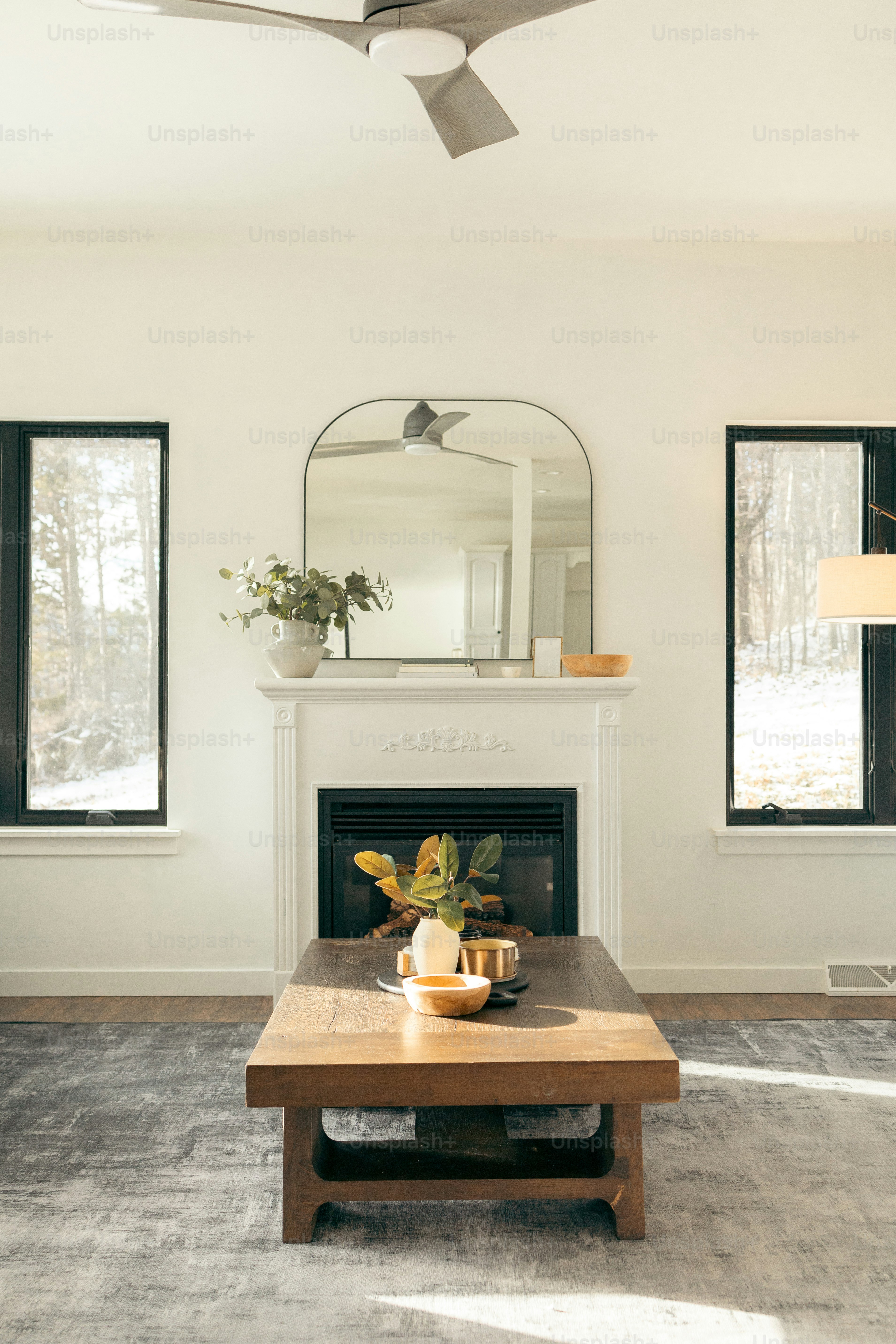 Ein Wohnzimmer mit Möbeln und einem Kamin