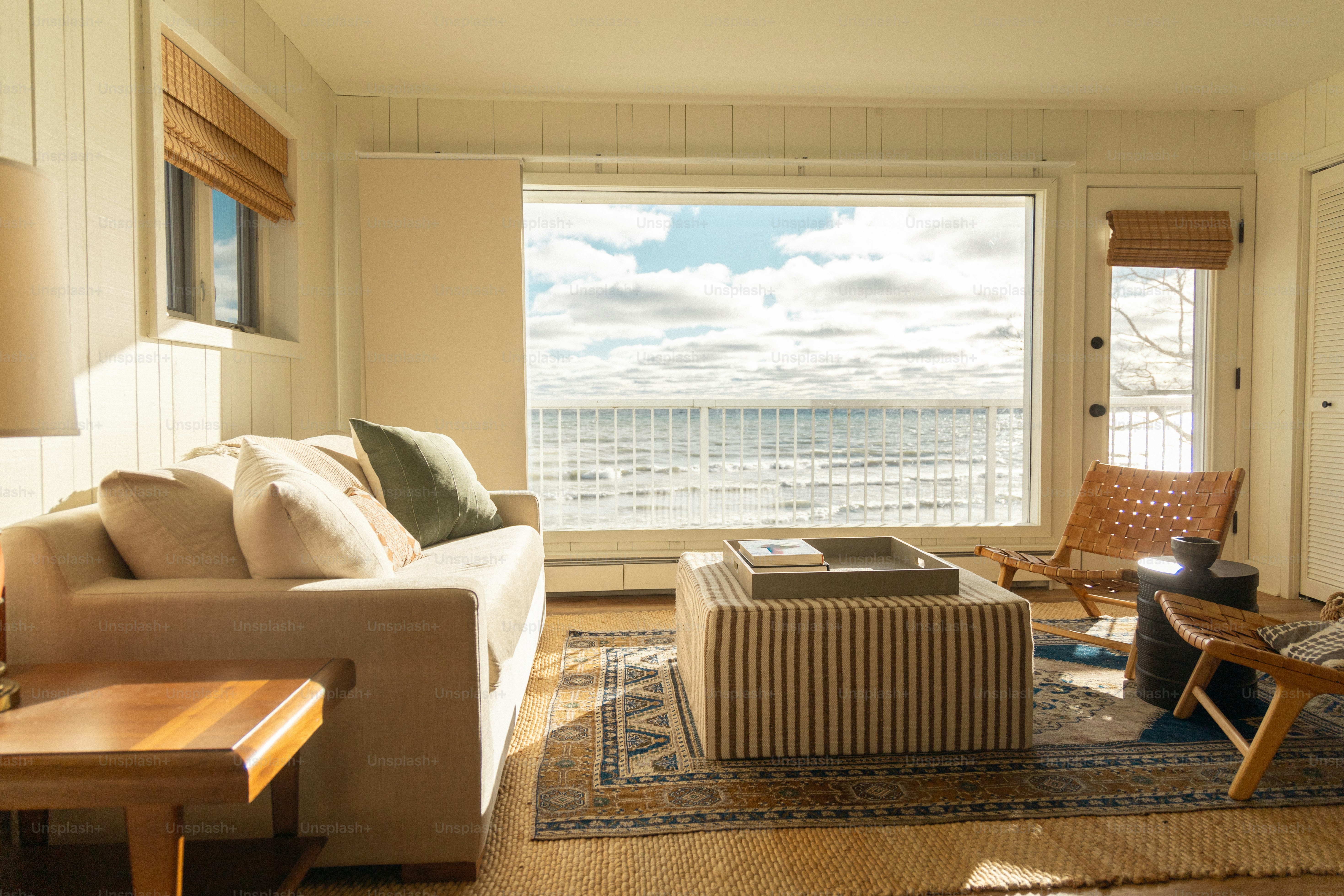 Ein Wohnzimmer mit Möbeln und einem großen Fenster