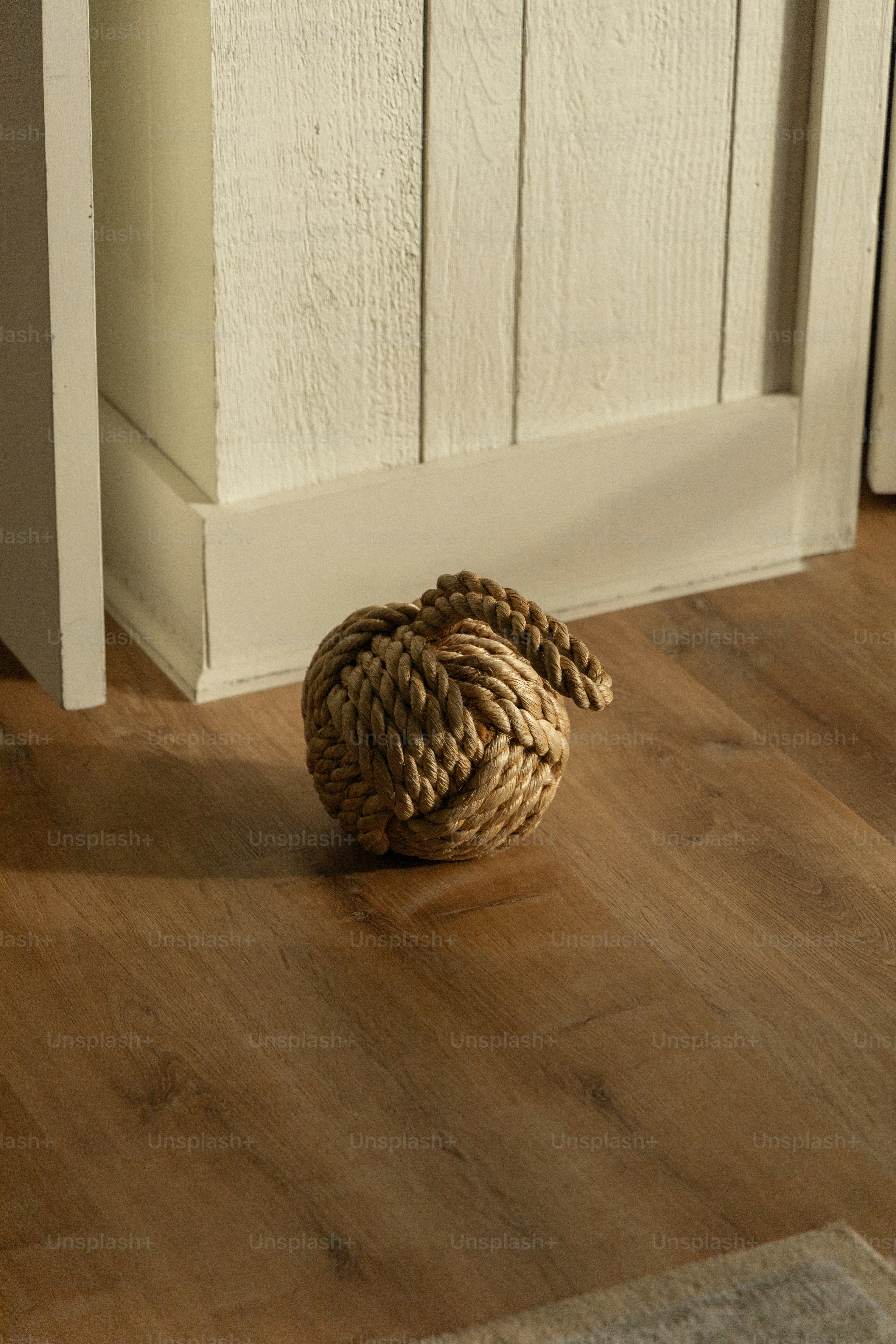 Ein Seilball, der vor einer Tür auf dem Boden sitzt