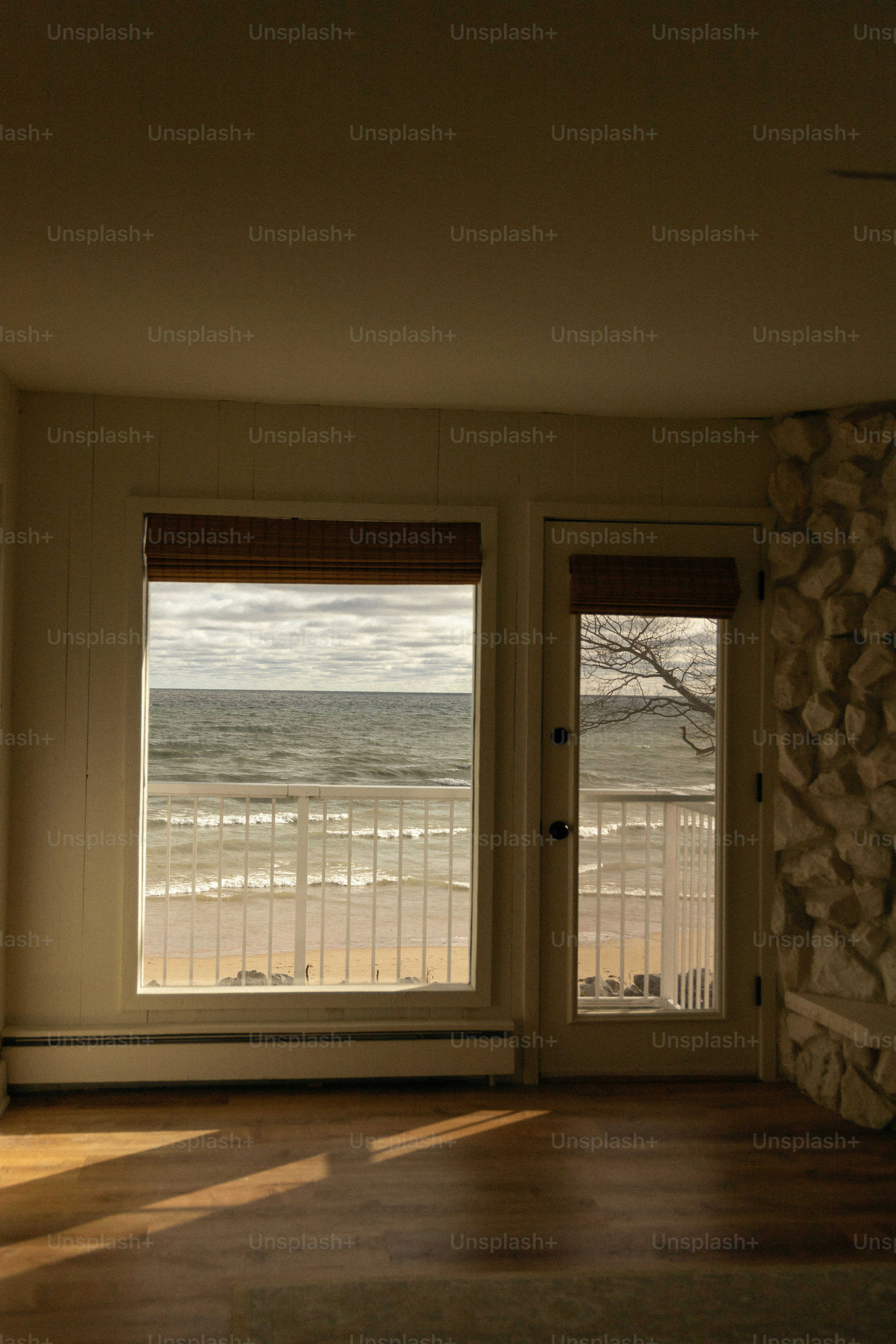 Un soggiorno con una grande finestra e una vista sulla spiaggia