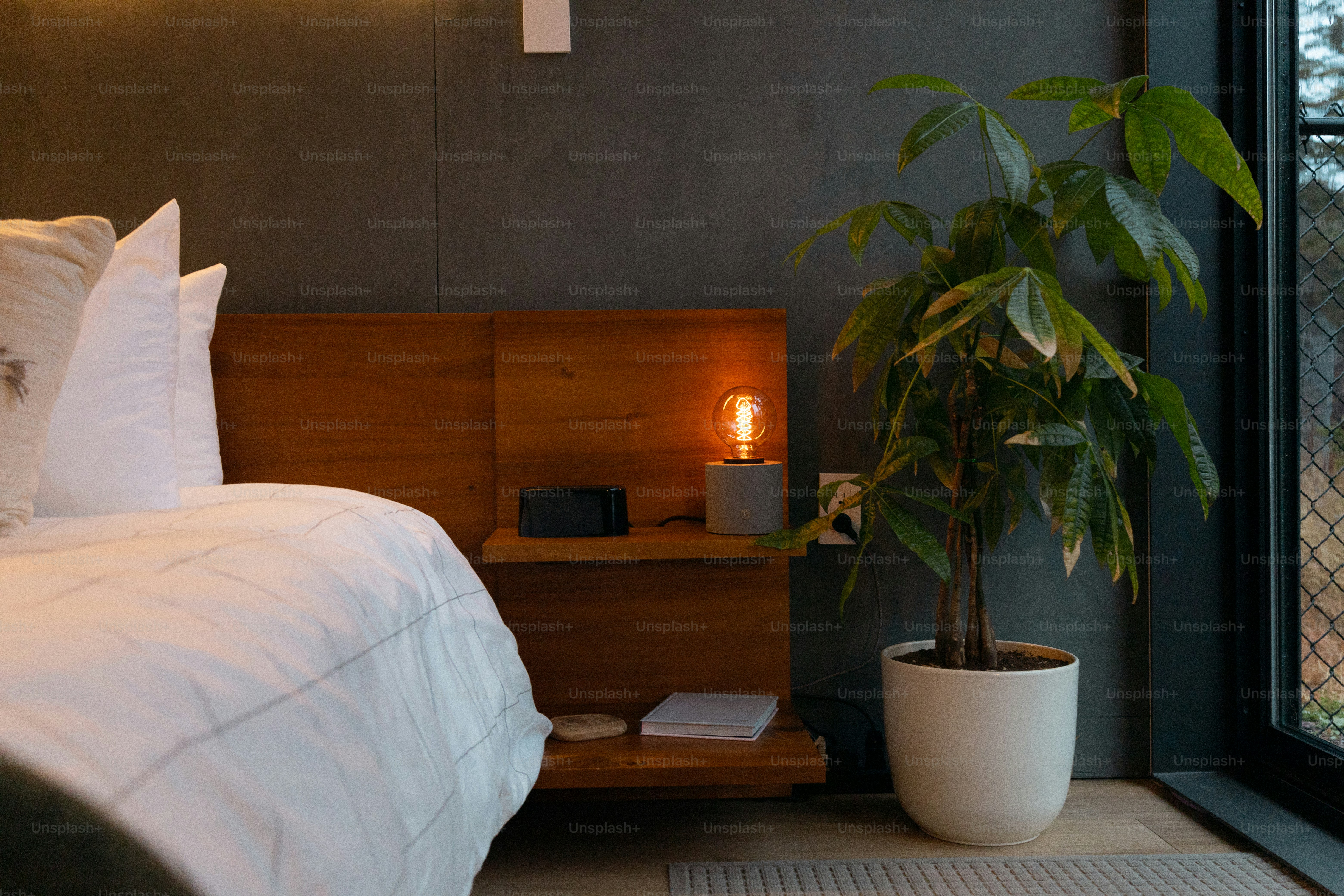 Ein Schlafzimmer mit einem Bett und einer Topfpflanze