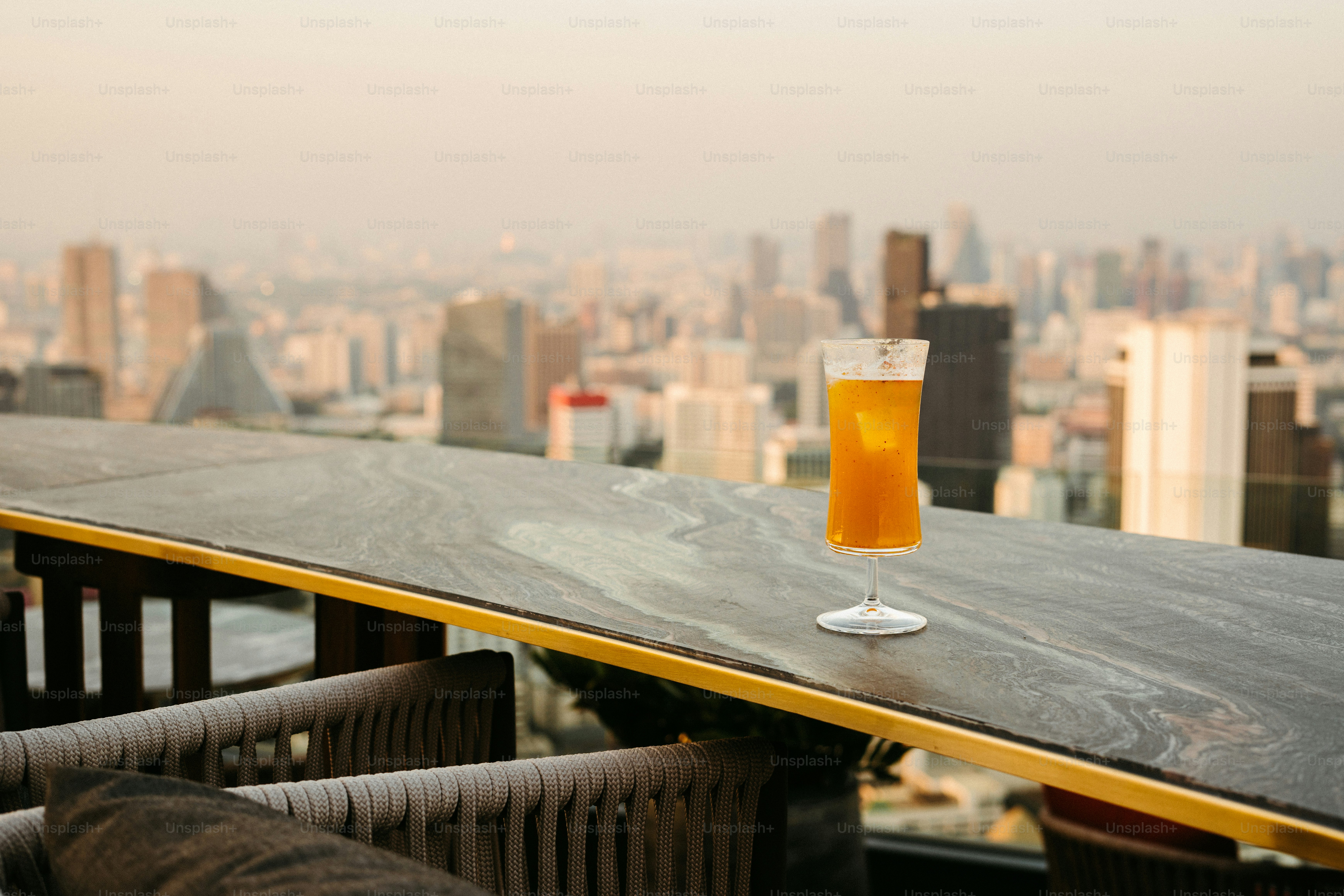 Ein Glas Bier steht auf einem Tisch