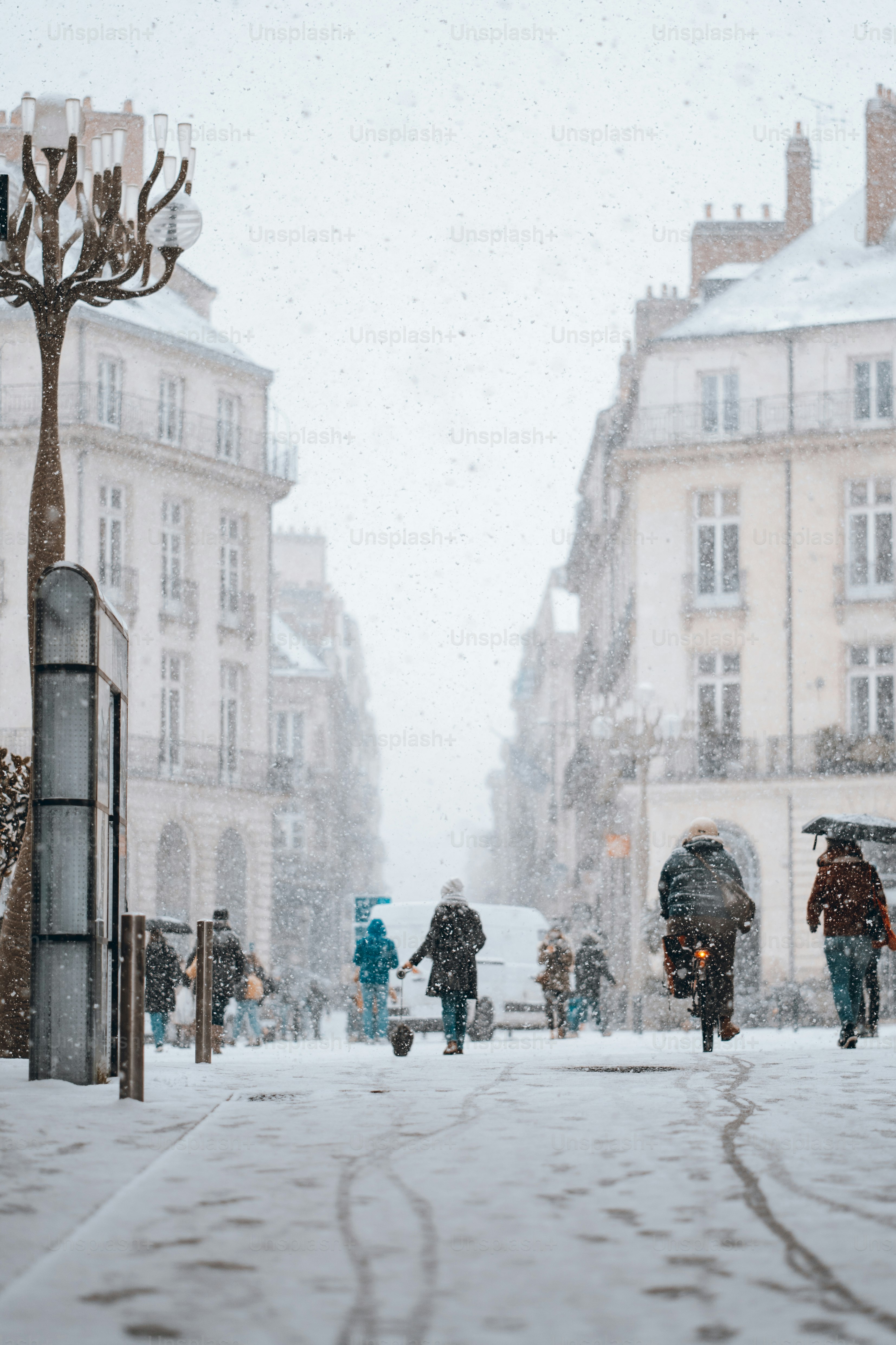 Un groupe de personnes marchant dans une rue enneigée
