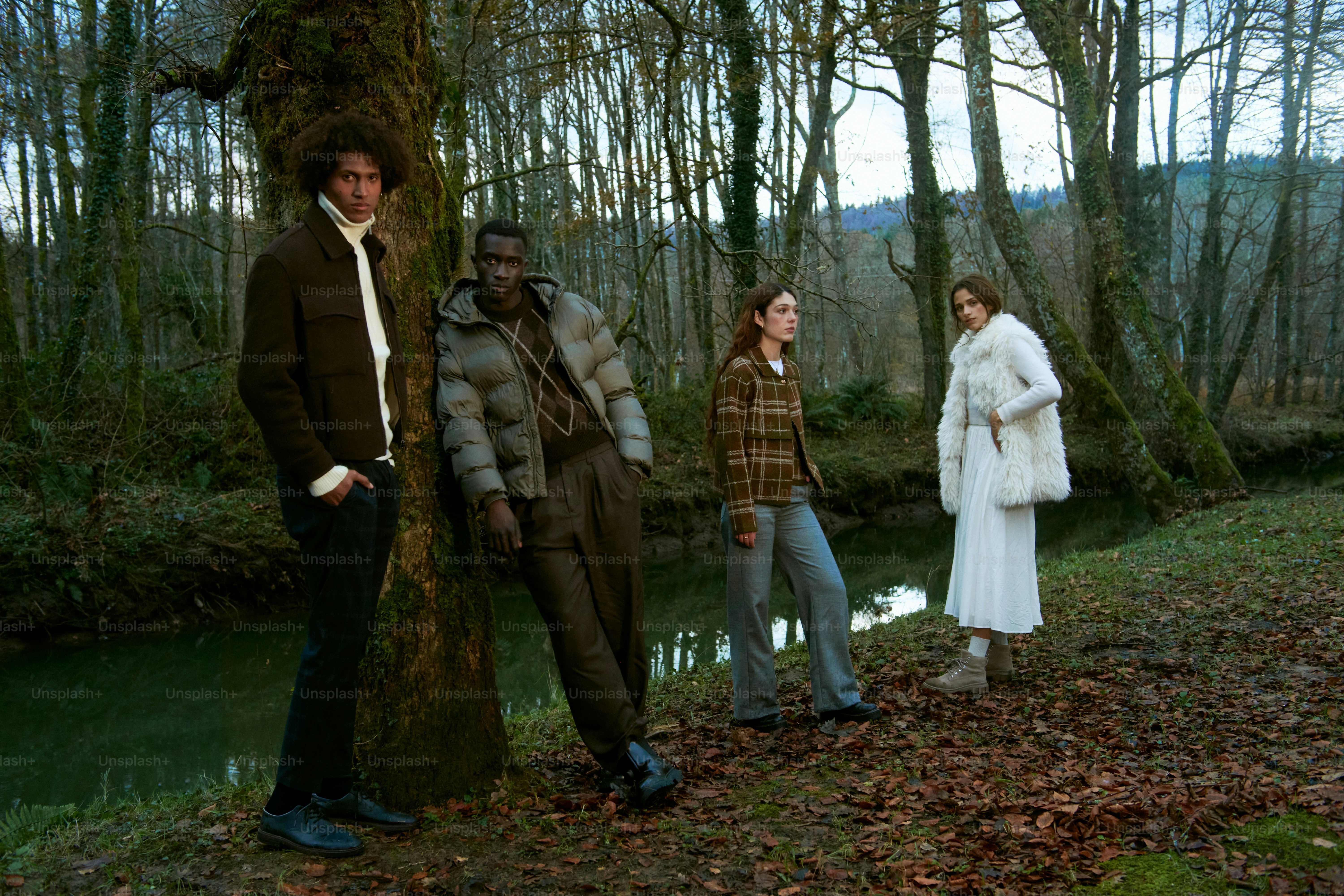 Un grupo de personas de pie junto a un árbol