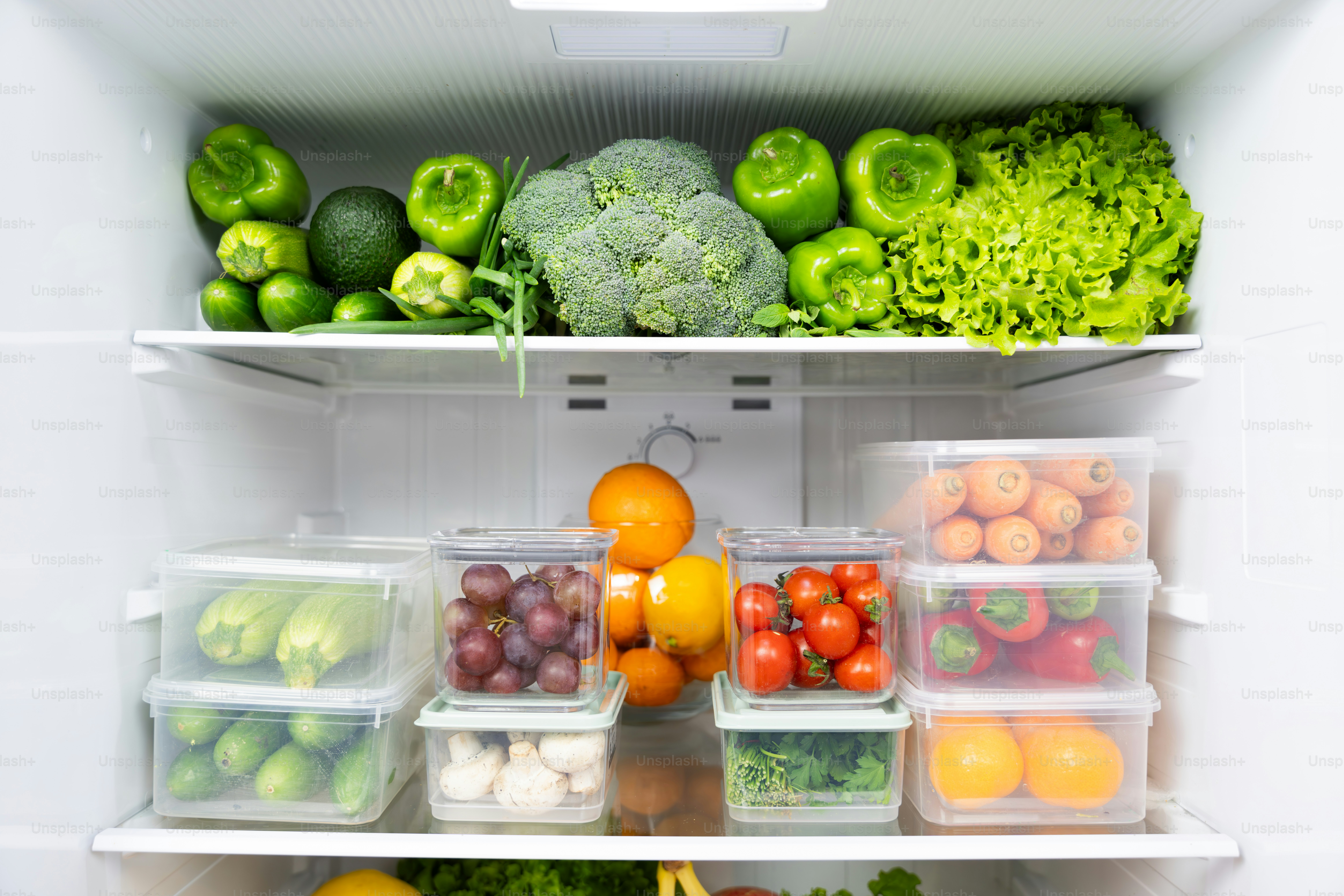 Ein Kühlschrank gefüllt mit viel frischem Obst und Gemüse