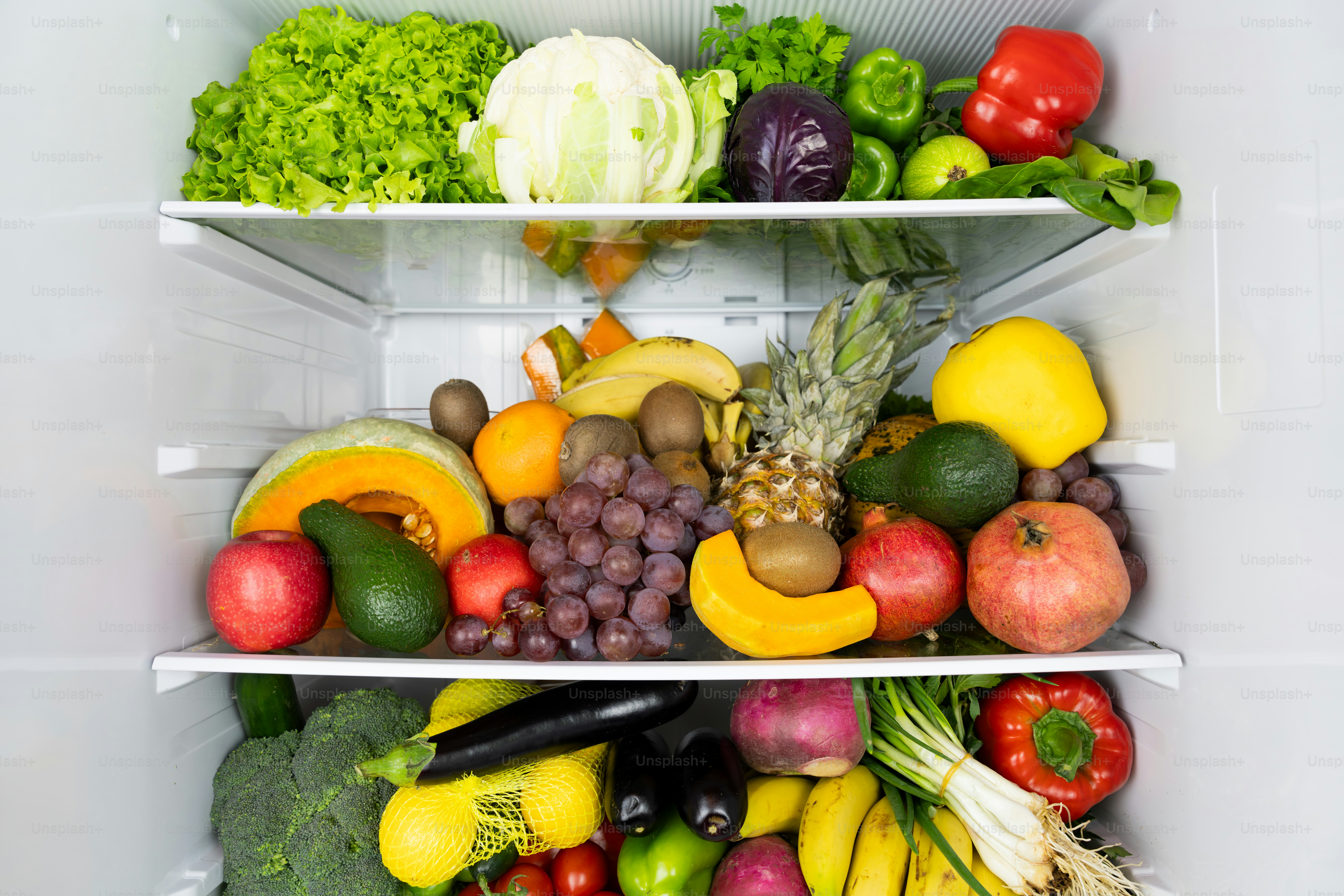 Ein Kühlschrank gefüllt mit vielen verschiedenen Obst- und Gemüsesorten