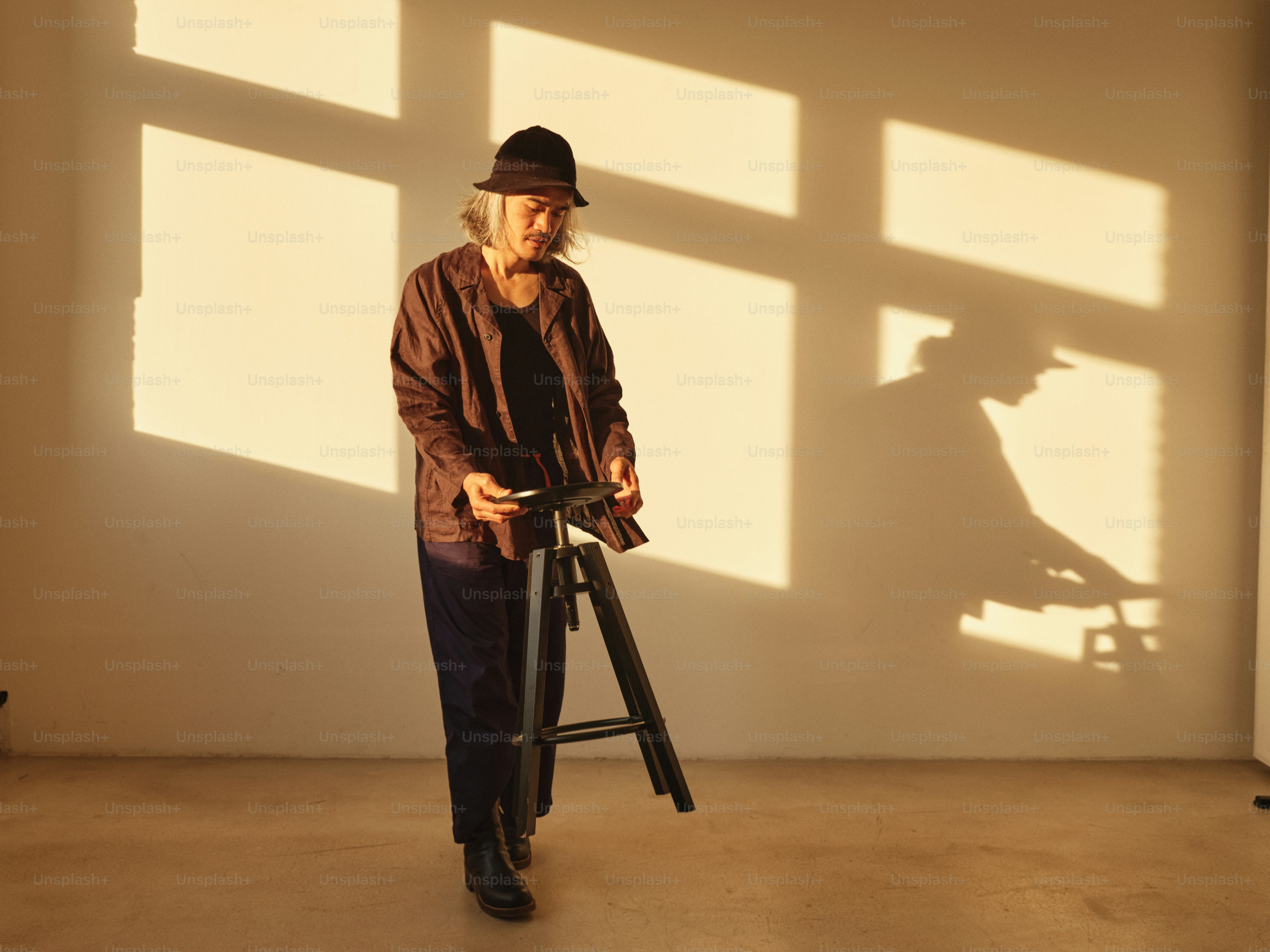 Um homem em pé em uma sala com uma câmera