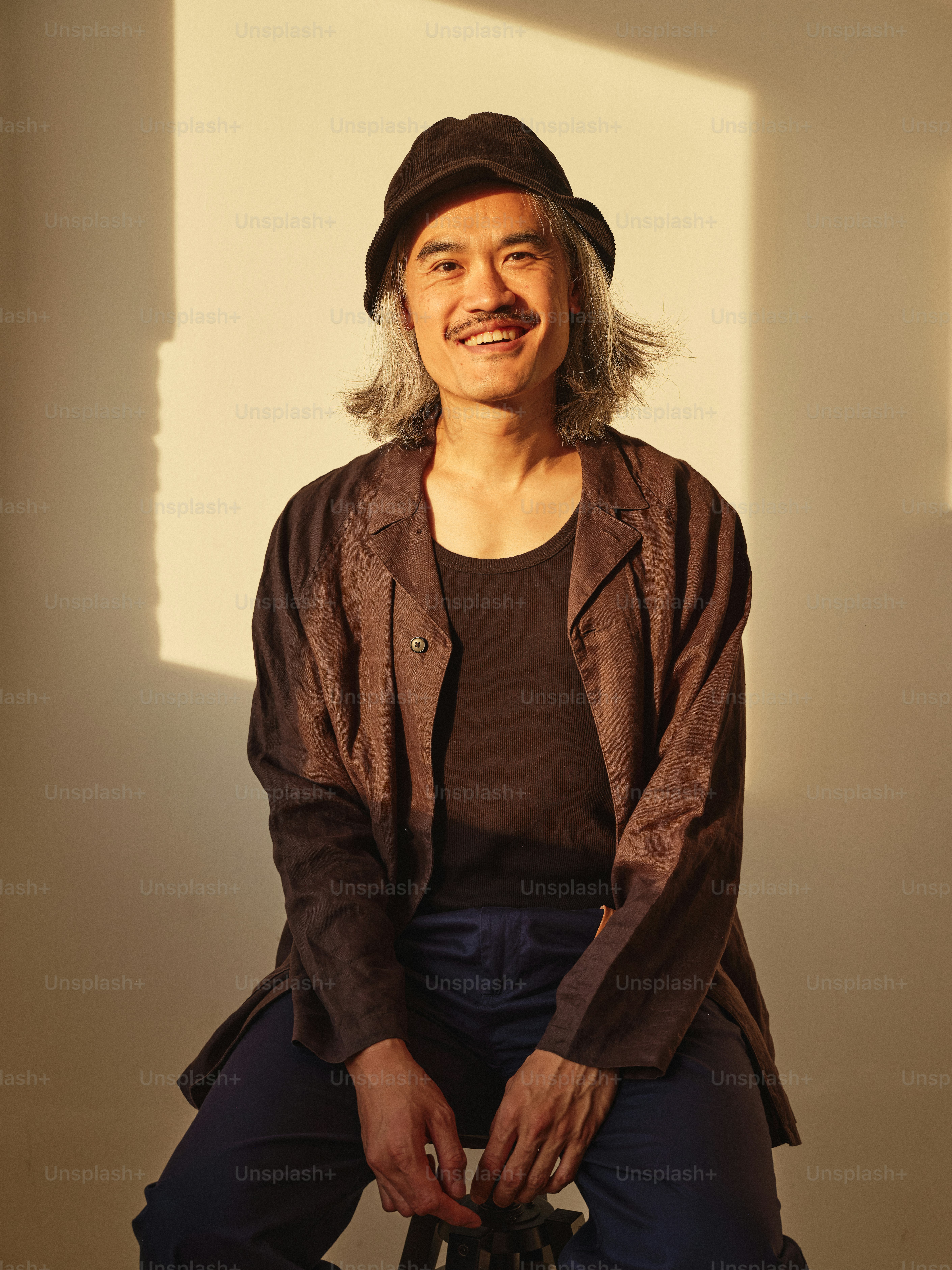 Um, homem, sentando, ligado, um, banquinho, em, um, quarto