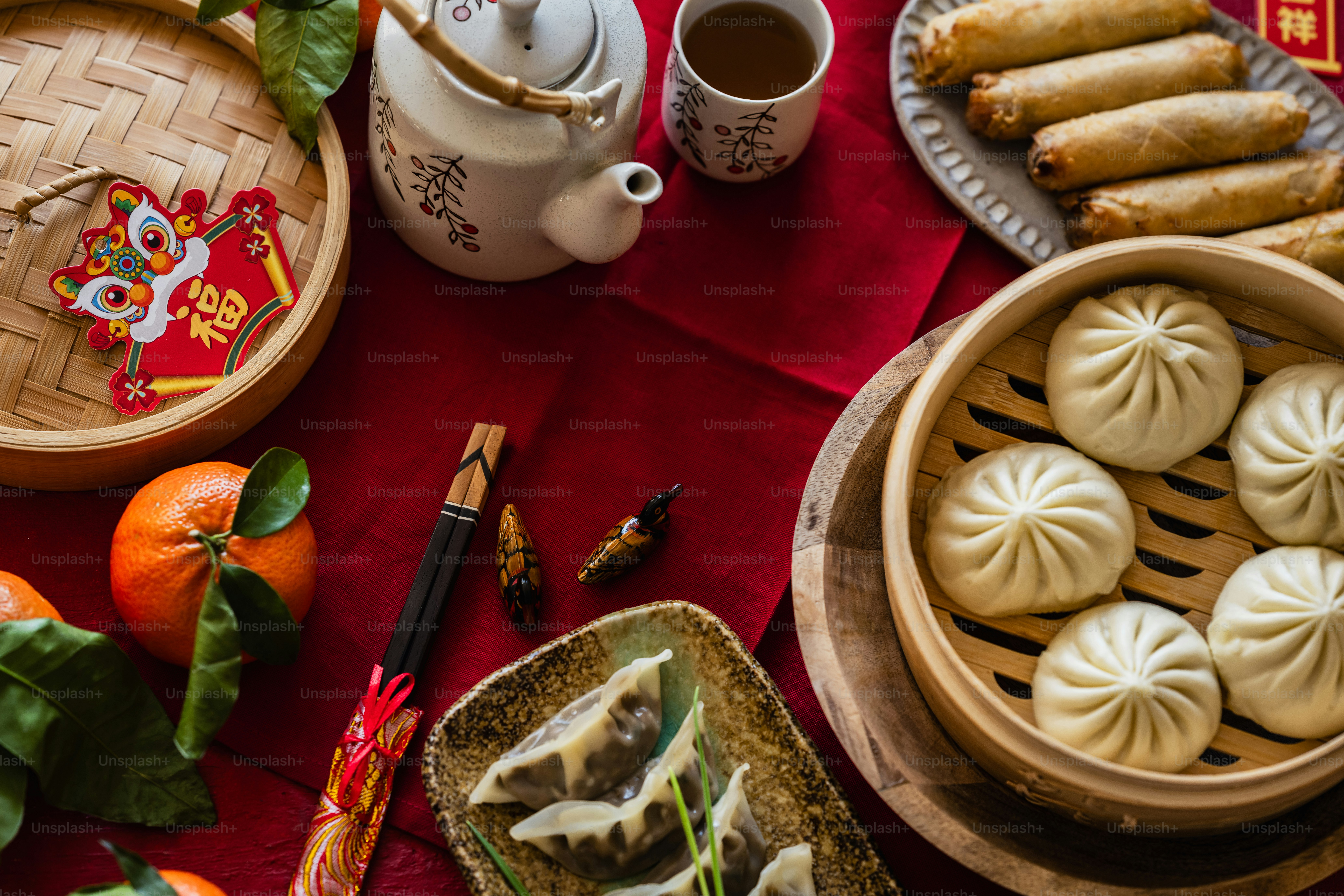 Un tavolo sormontato da piatti di cibo accanto a una tazza di caffè