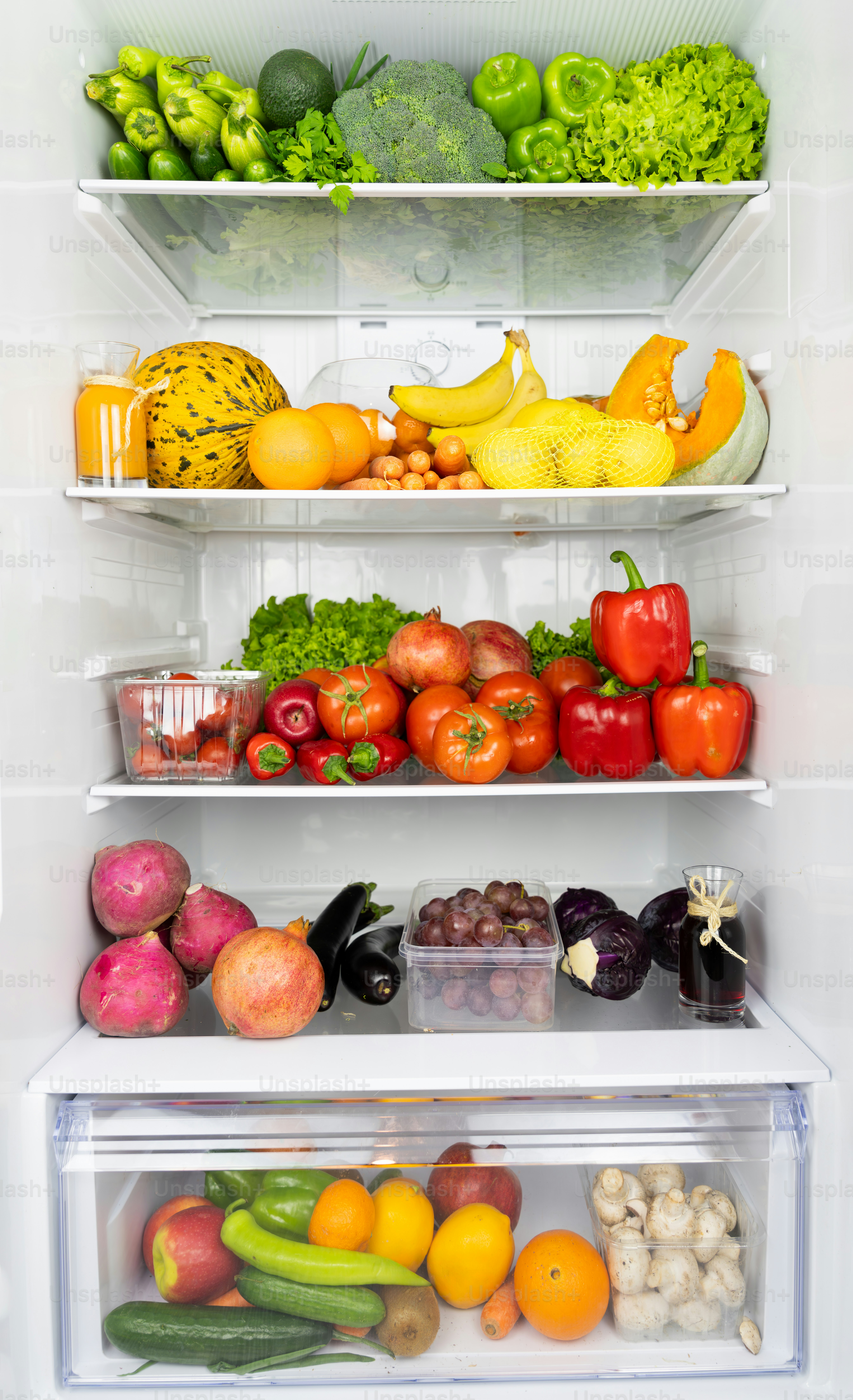 Un réfrigérateur rempli de fruits et légumes frais