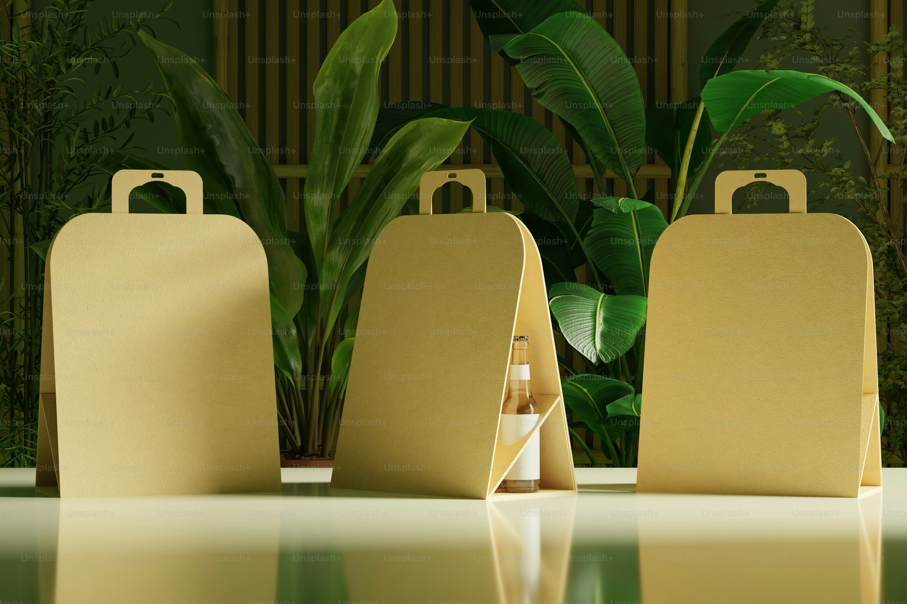 Un grupo de bolsas de equipaje encima de una mesa