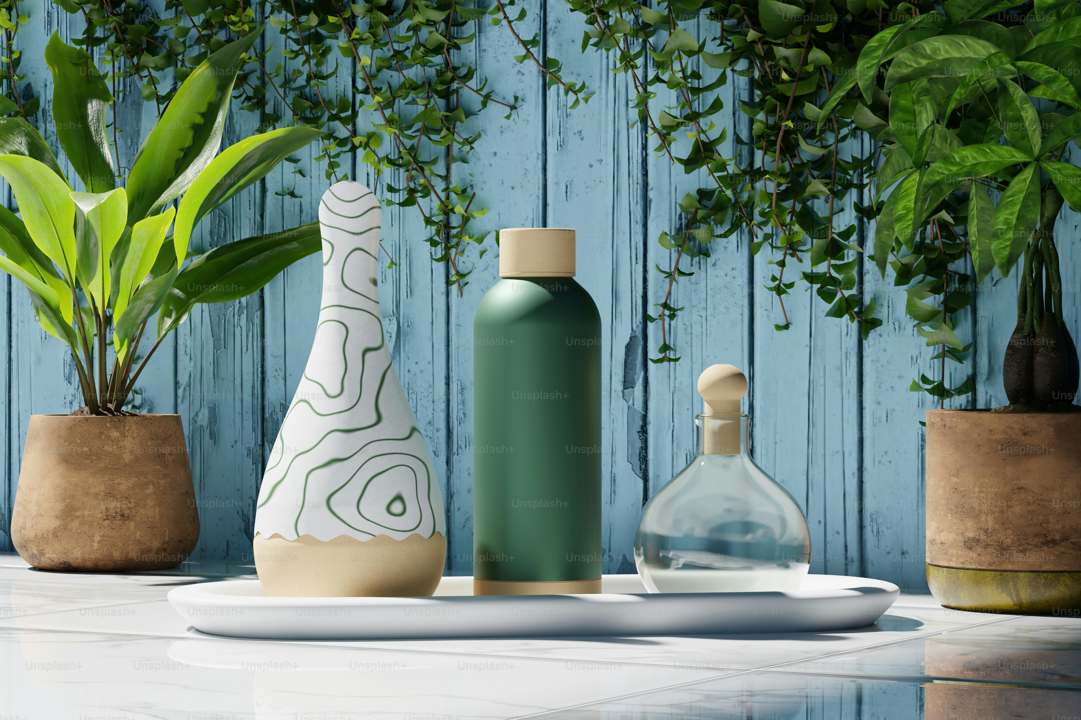 Un grupo de jarrones encima de una mesa