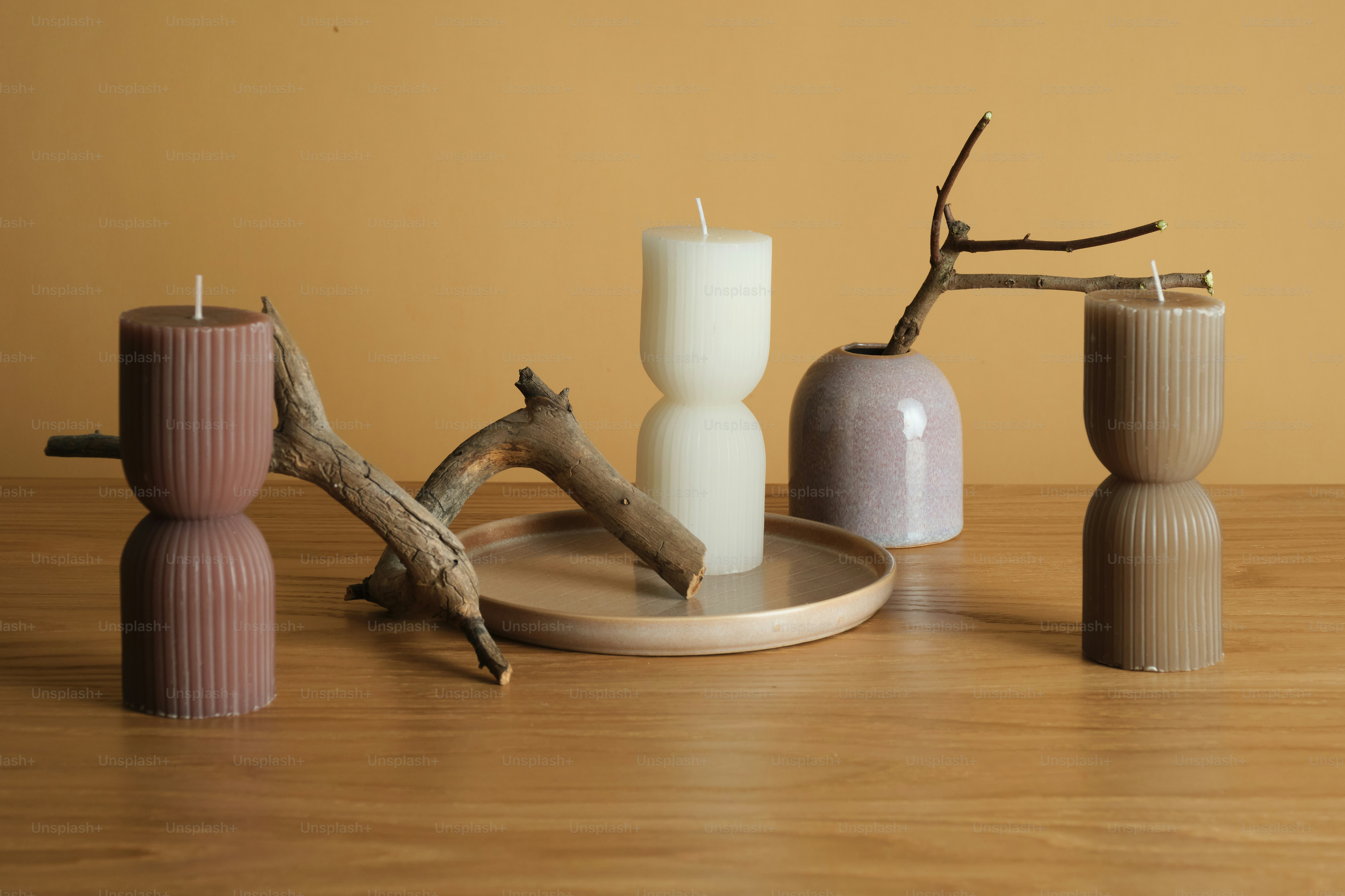 Ein Holztisch mit Kerzen und Vasen