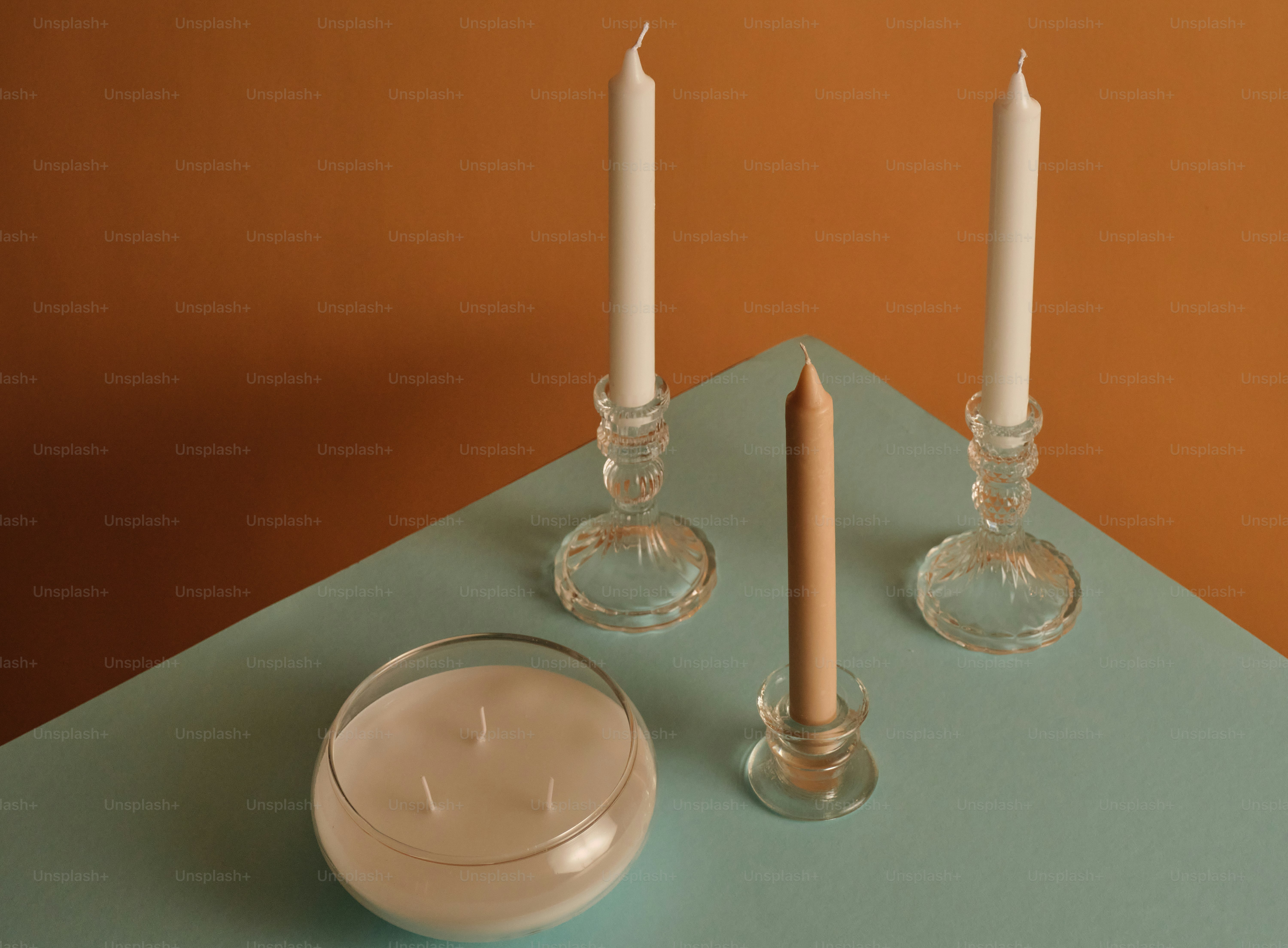 Ein Tisch mit Kerzen und einem Teller darauf