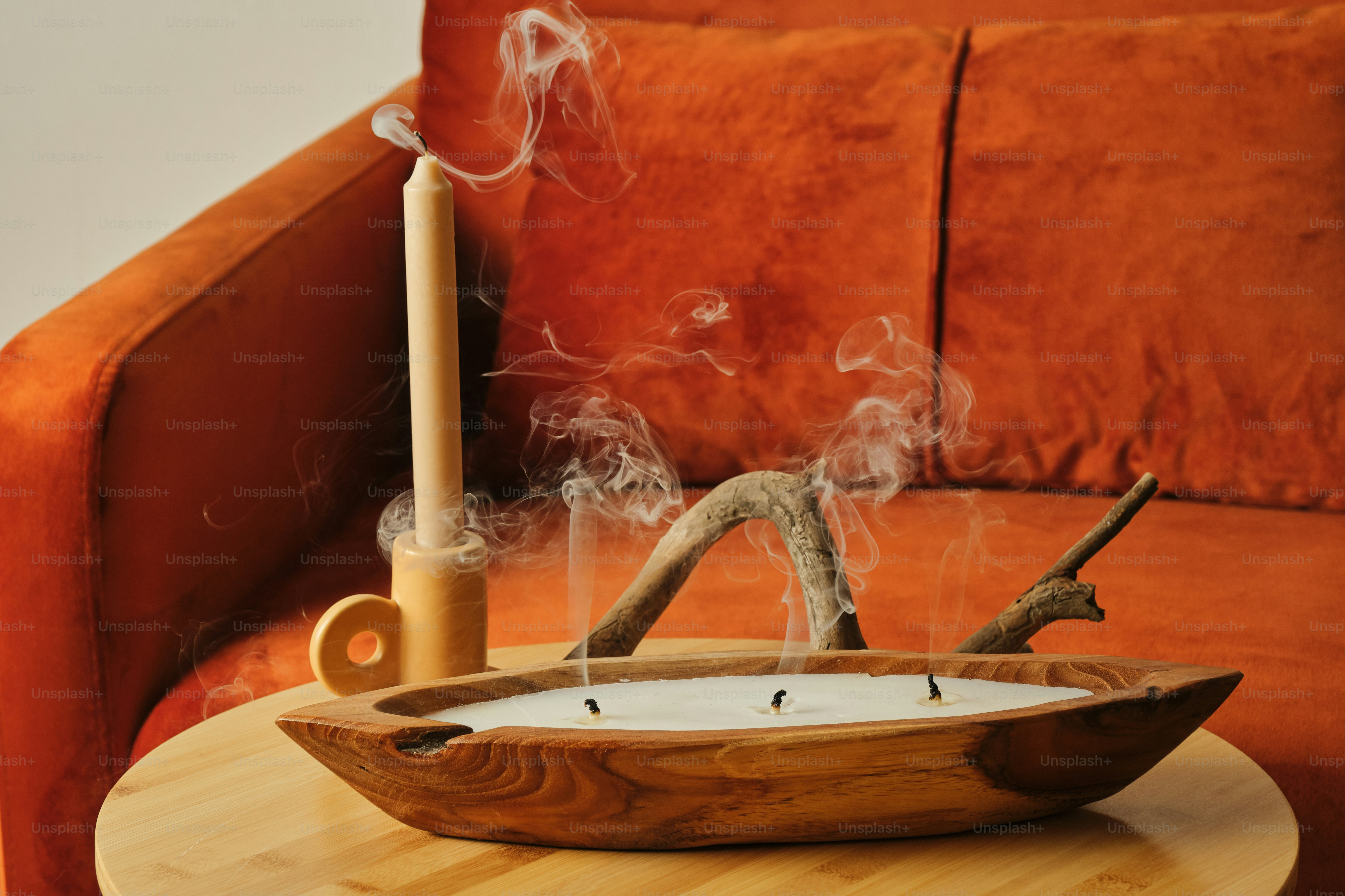 Ein Holztablett, das auf einem Holztisch sitzt