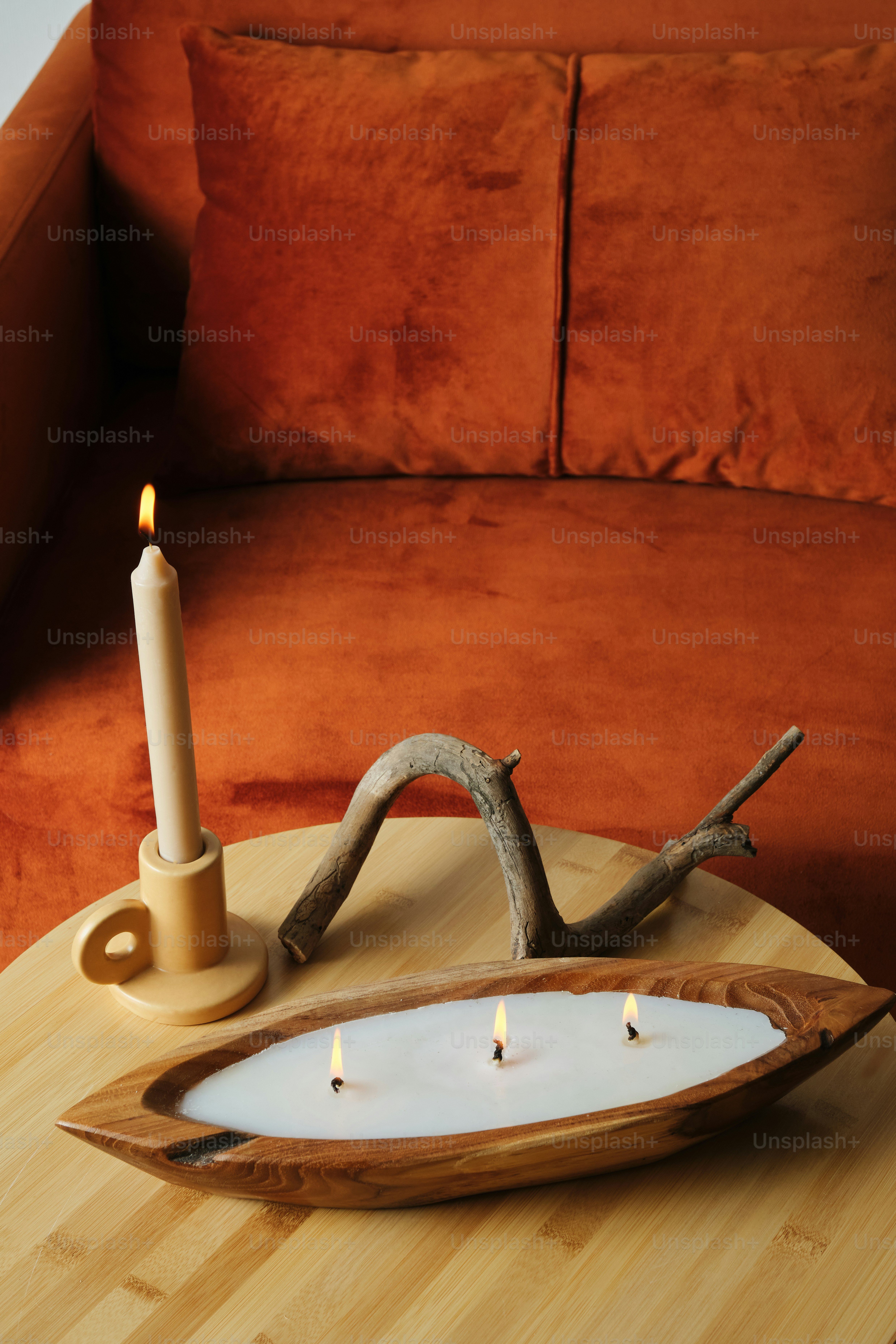 Ein Holztablett mit einer Kerze darauf