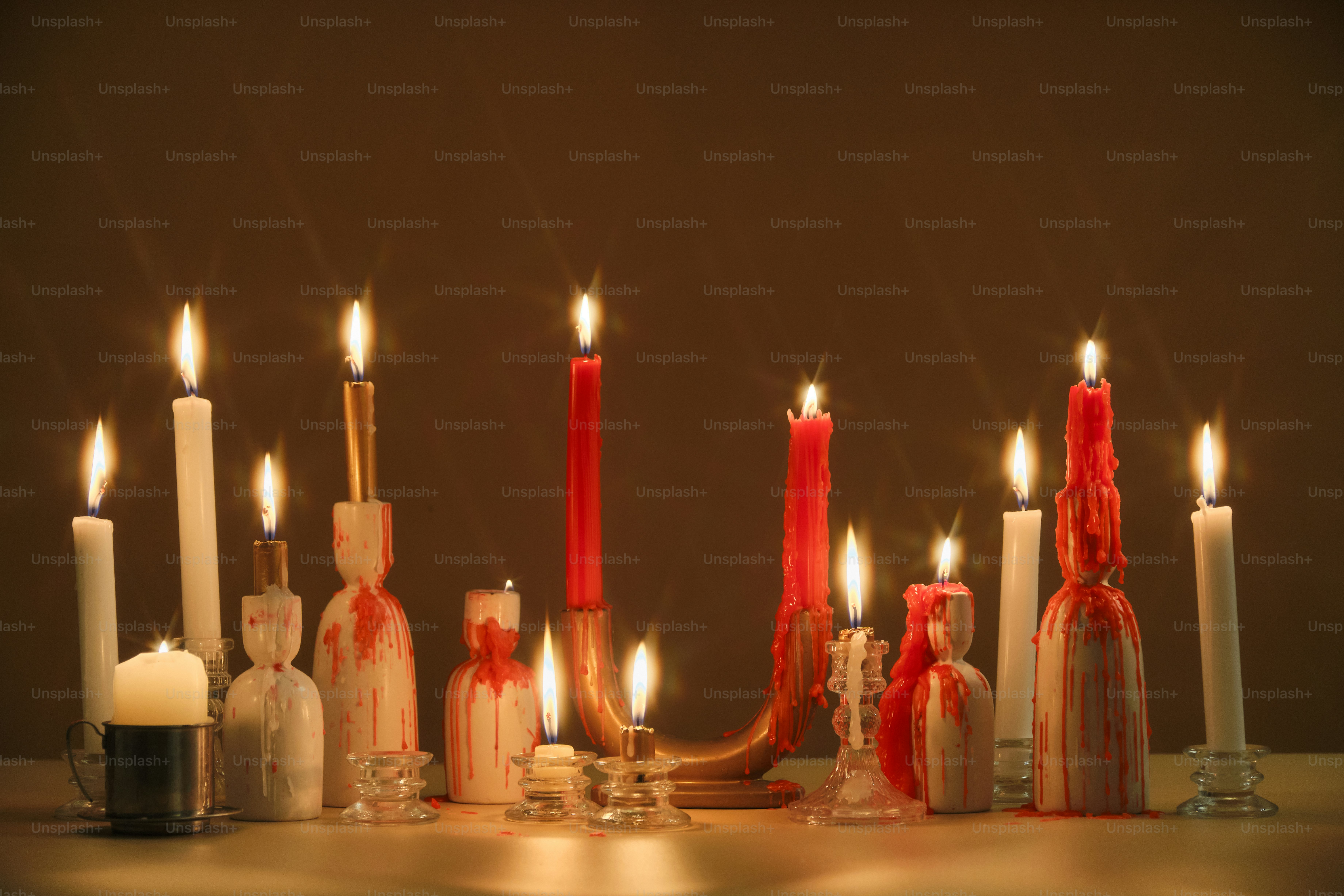 Eine Gruppe brennender Kerzen, die nebeneinander sitzen