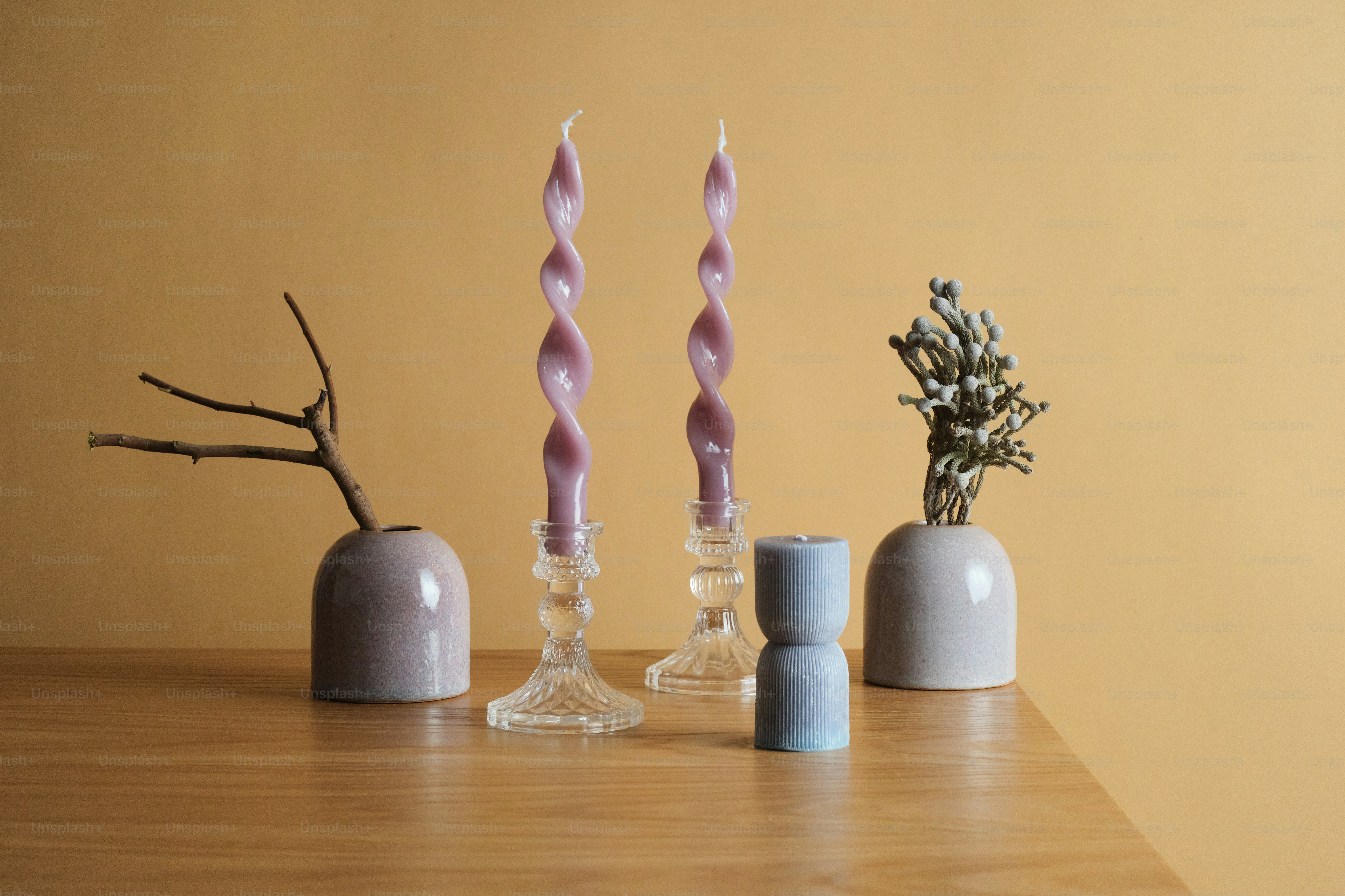 Ein Holztisch mit Vasen und Kerzen