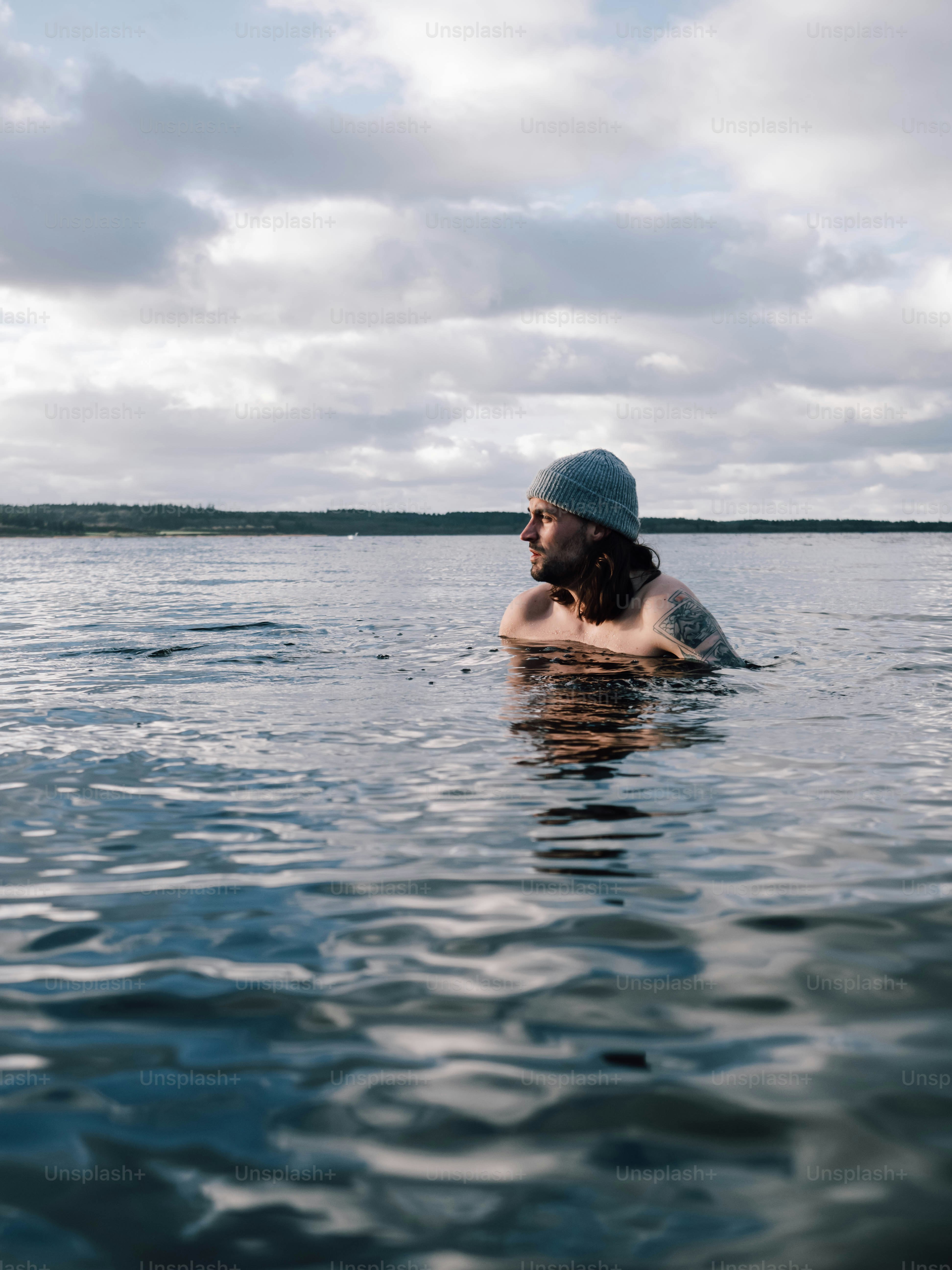 Ein Mann, der mitten in einem See schwimmt