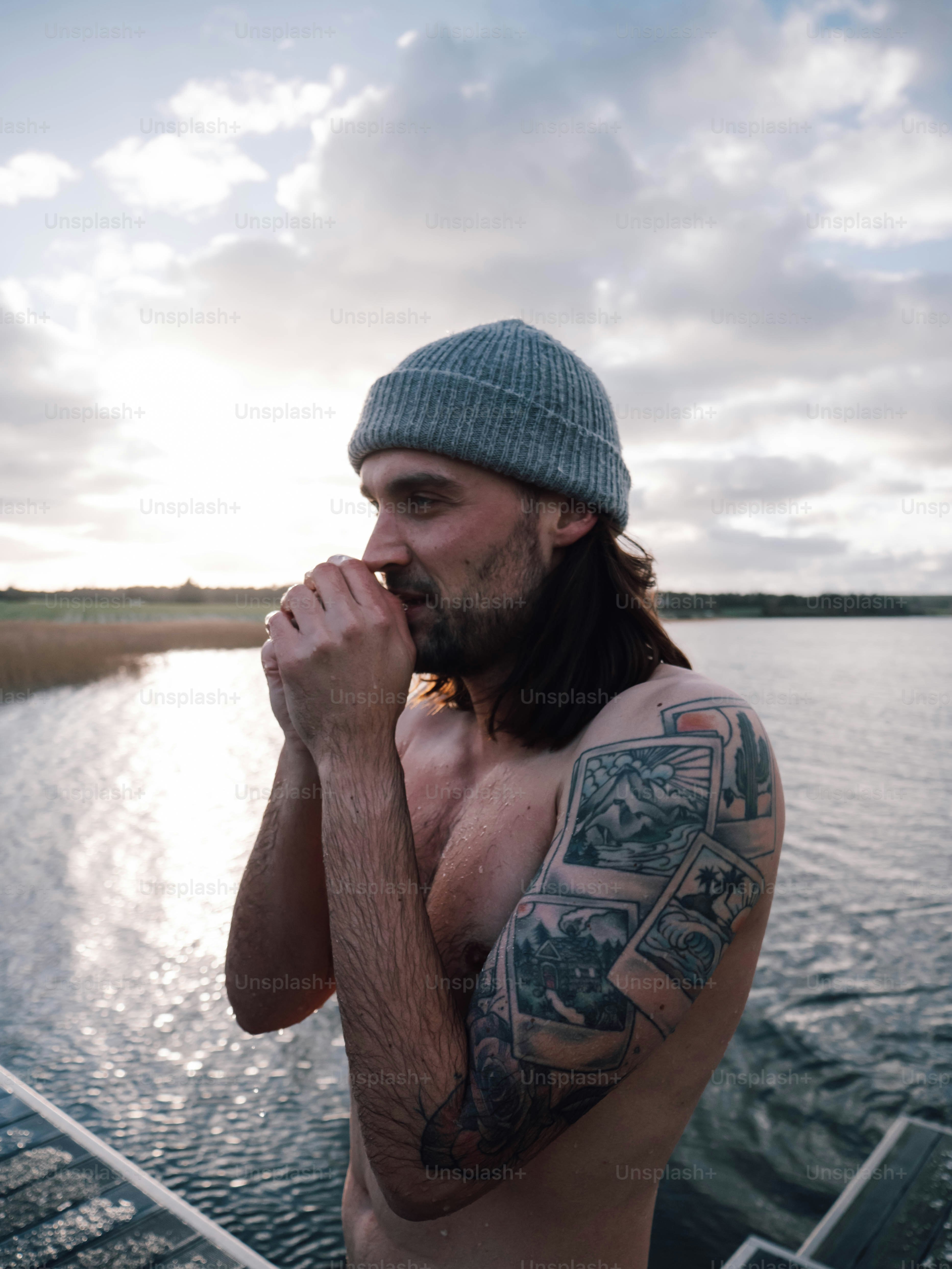 Ein Mann, der auf einem Boot steht und eine Zigarette raucht