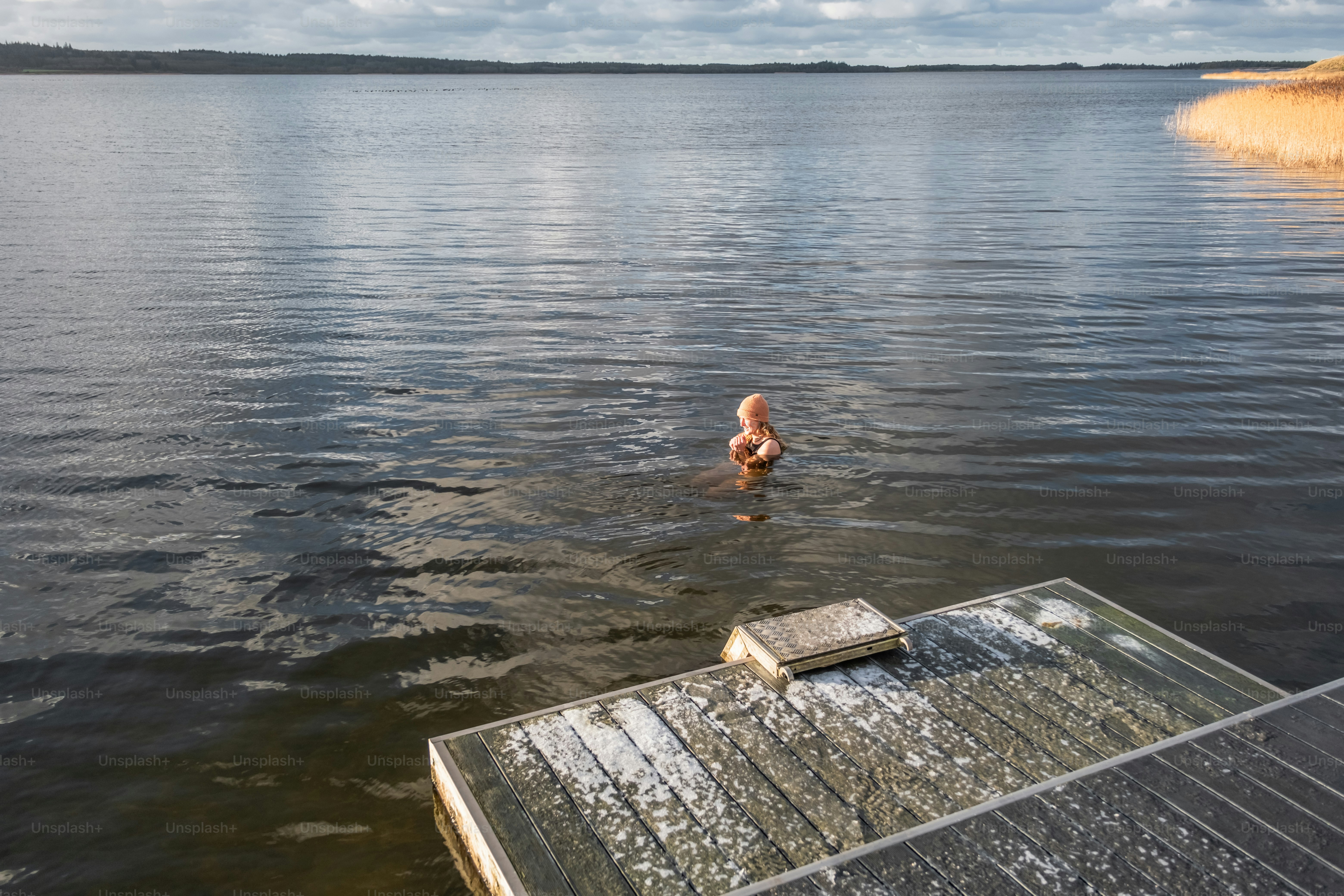 Una persona nadando en un cuerpo de agua