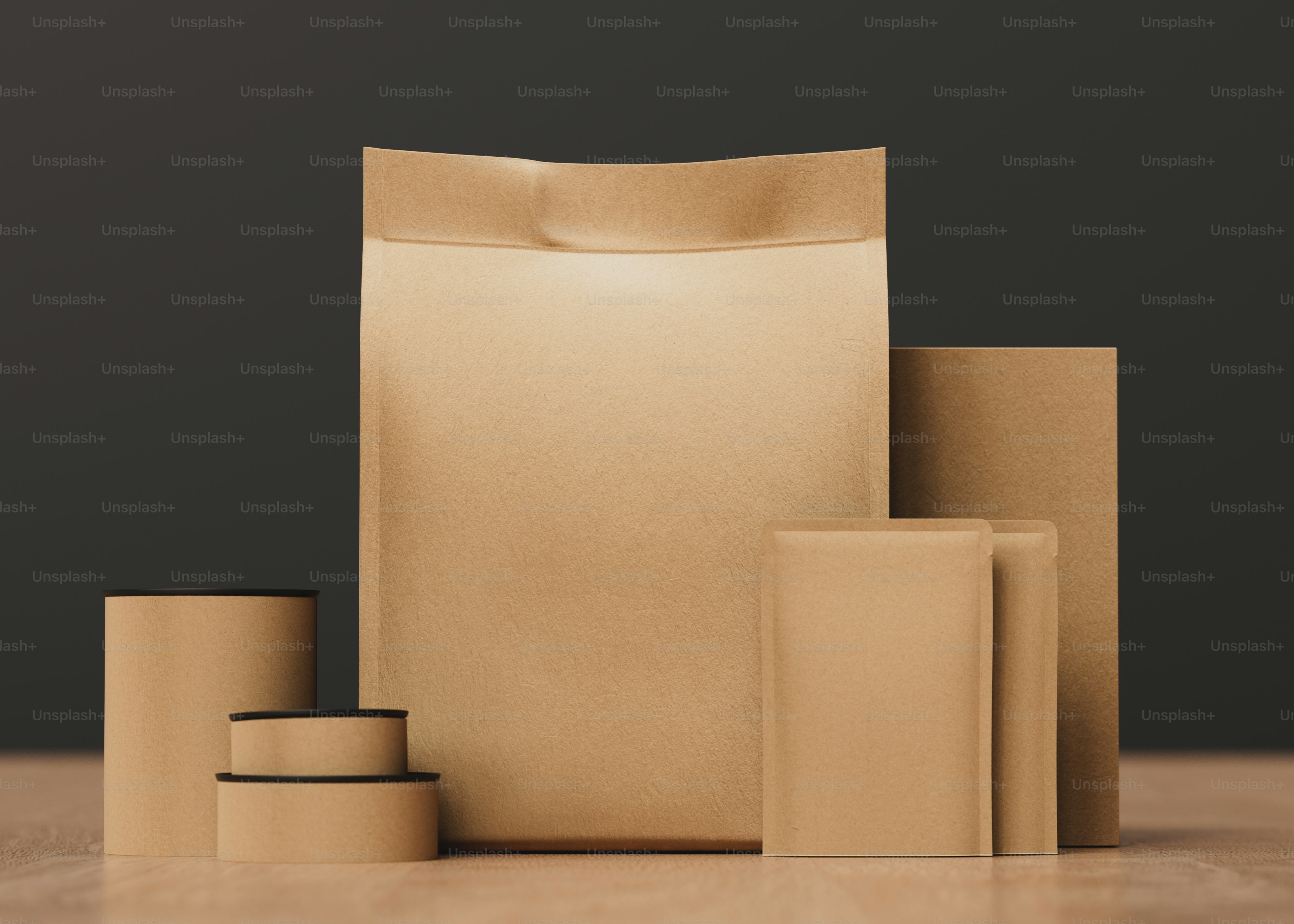 Un grupo de bolsas marrones encima de una mesa de madera