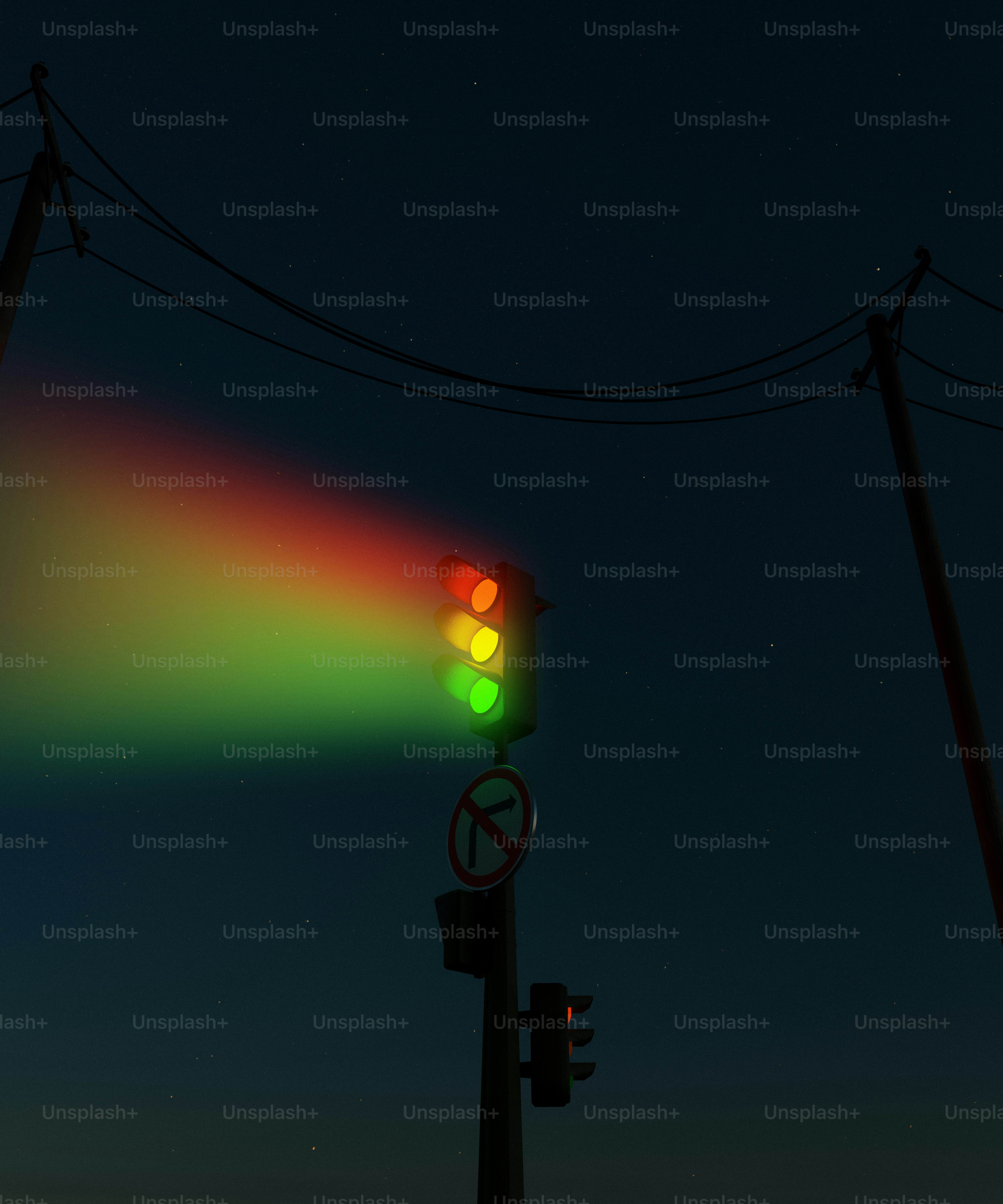 Un semáforo con una luz de los colores del arco iris