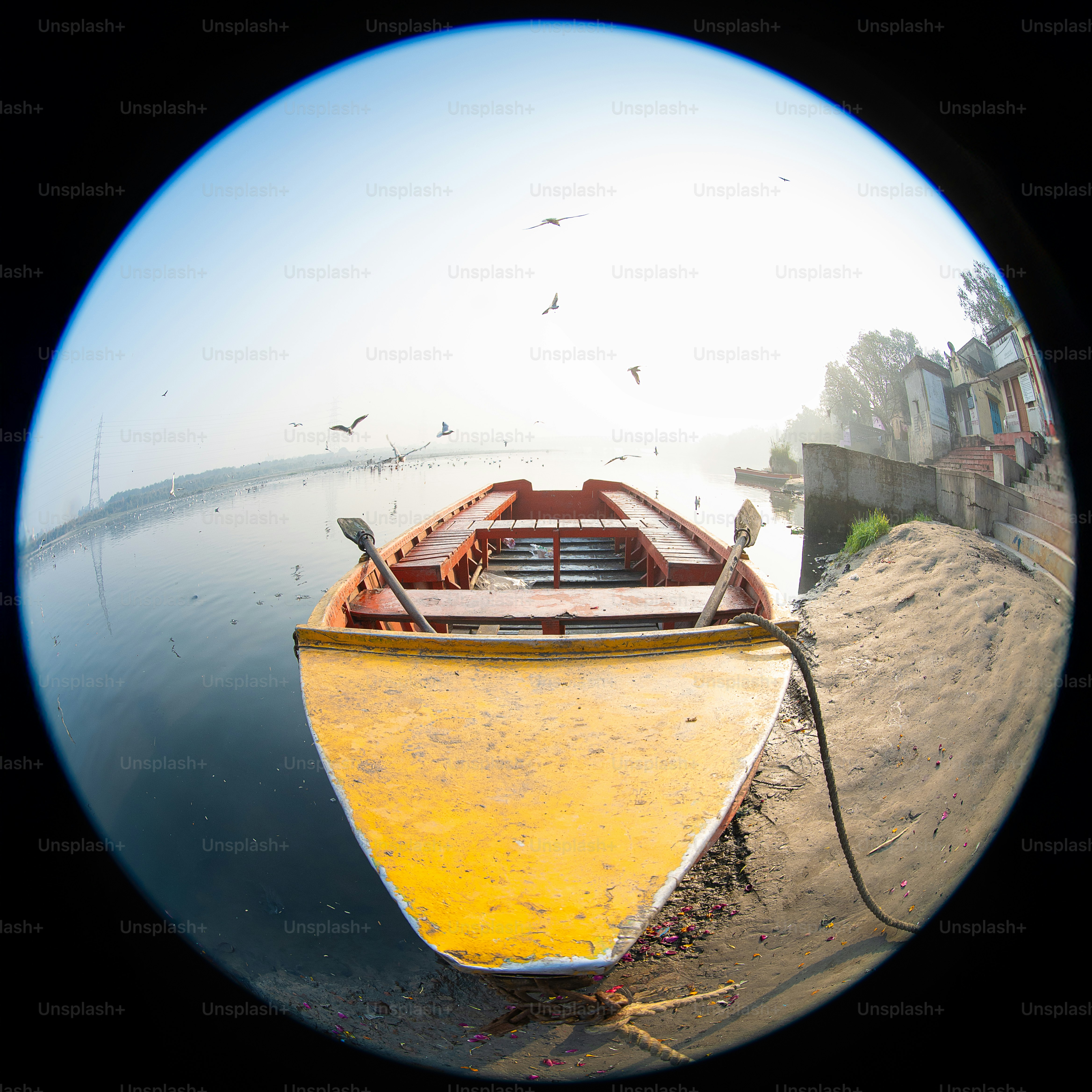 A small boat sitting on top of a lake