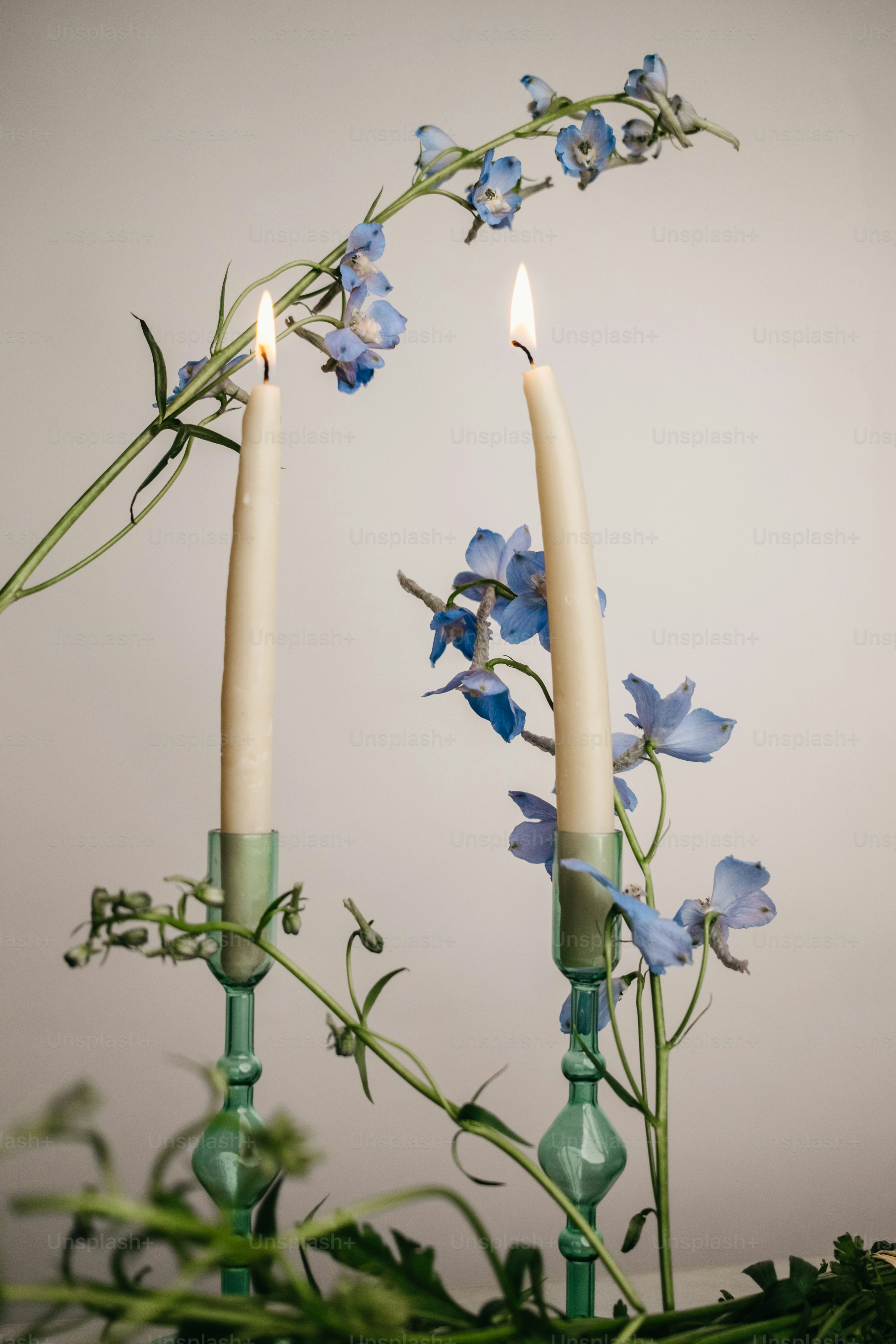 Quelques bougies posées sur une table
