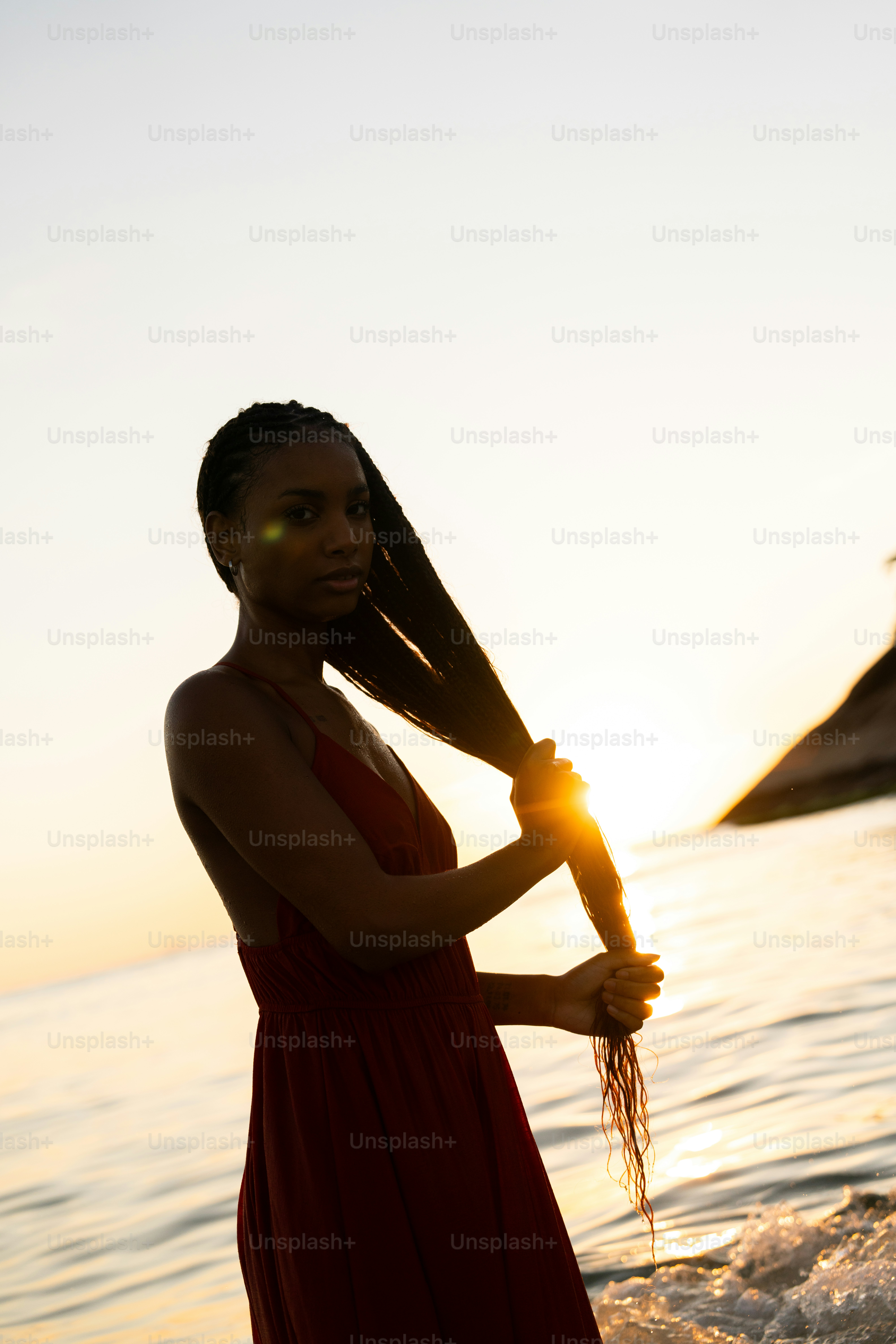 Uma mulher em um vestido vermelho em pé na água