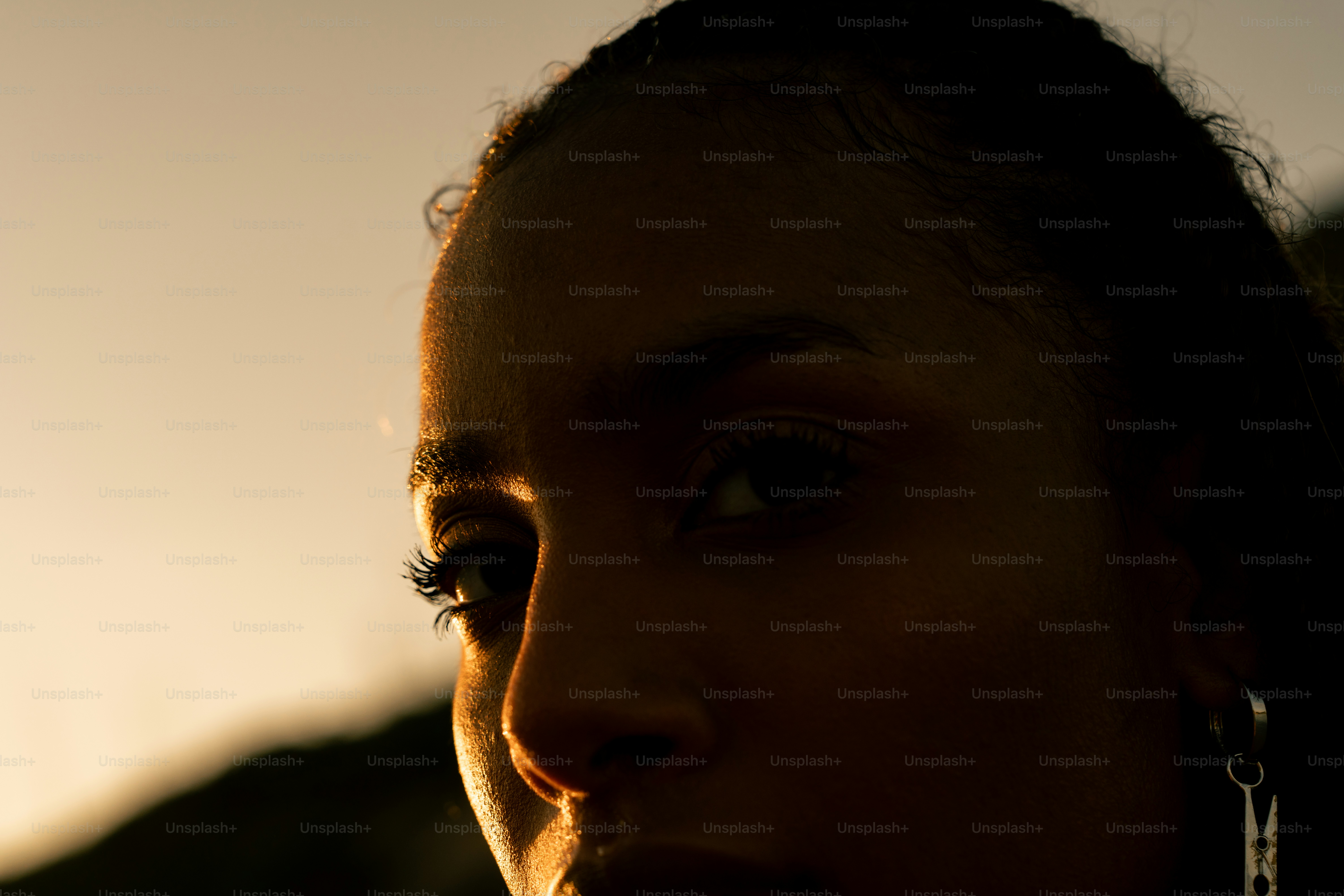 Um close-up de uma pessoa usando brincos