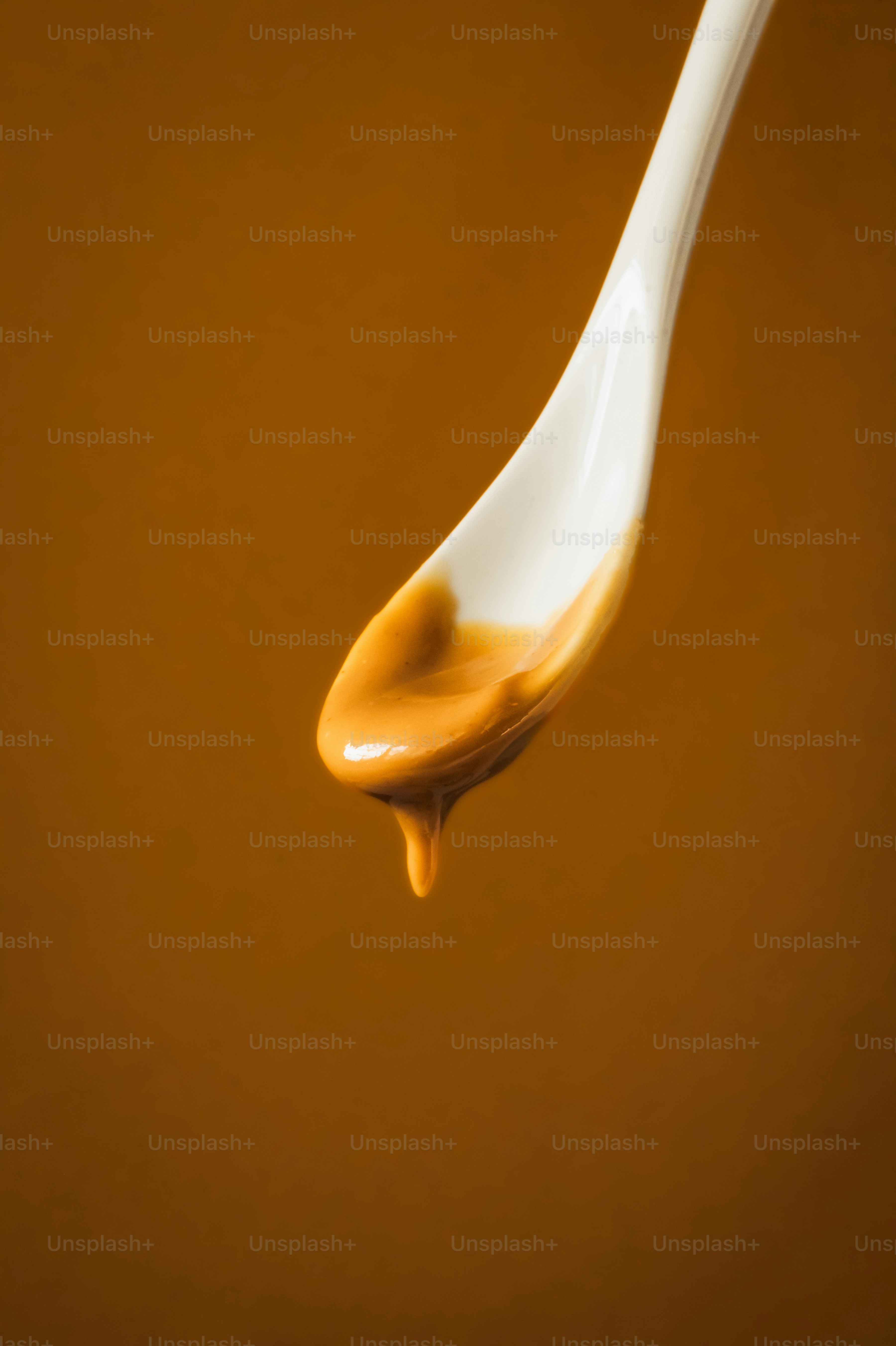 Un cucchiaio con sopra una goccia di liquido