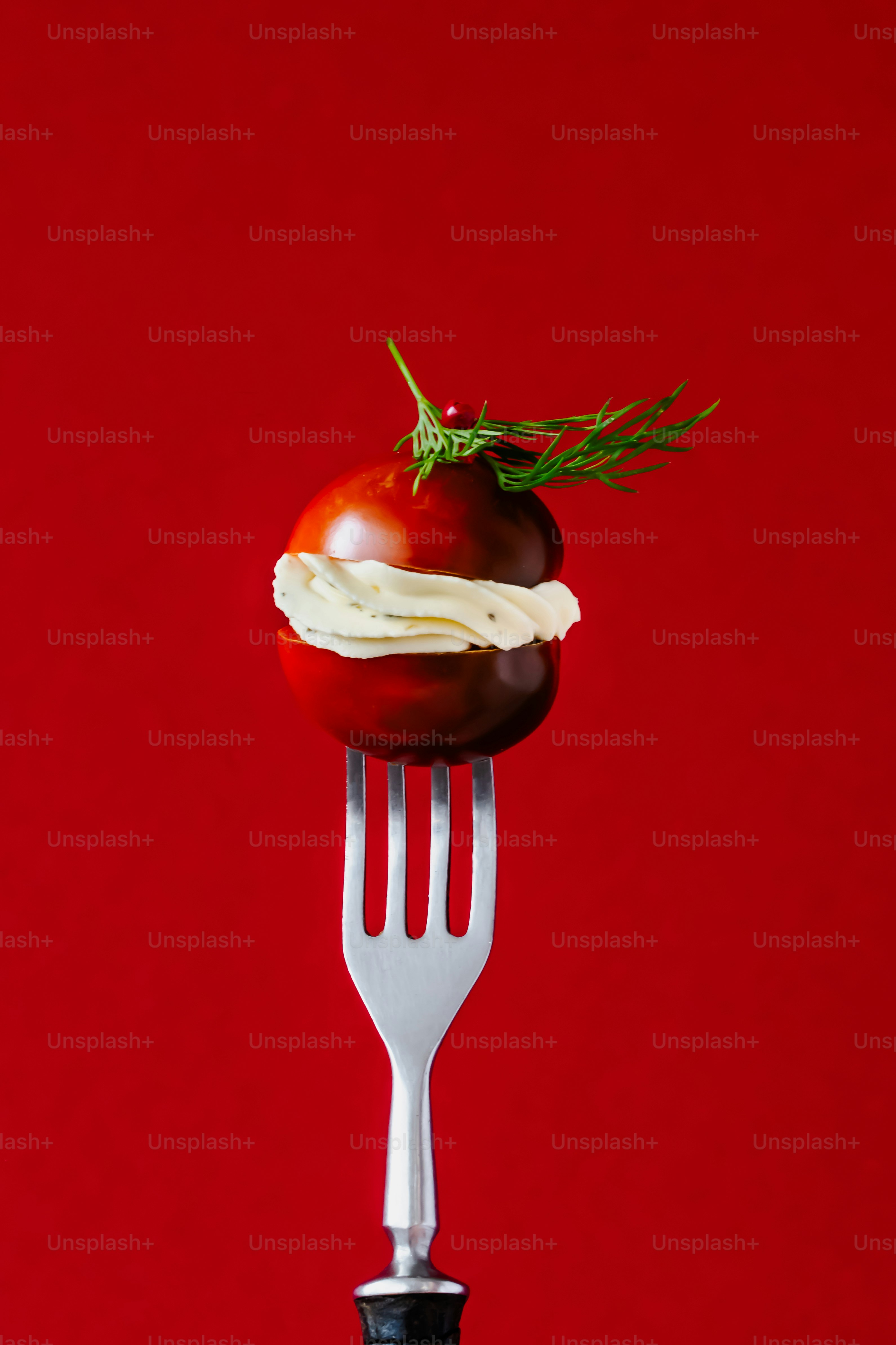 Une fourchette avec une tomate dessus