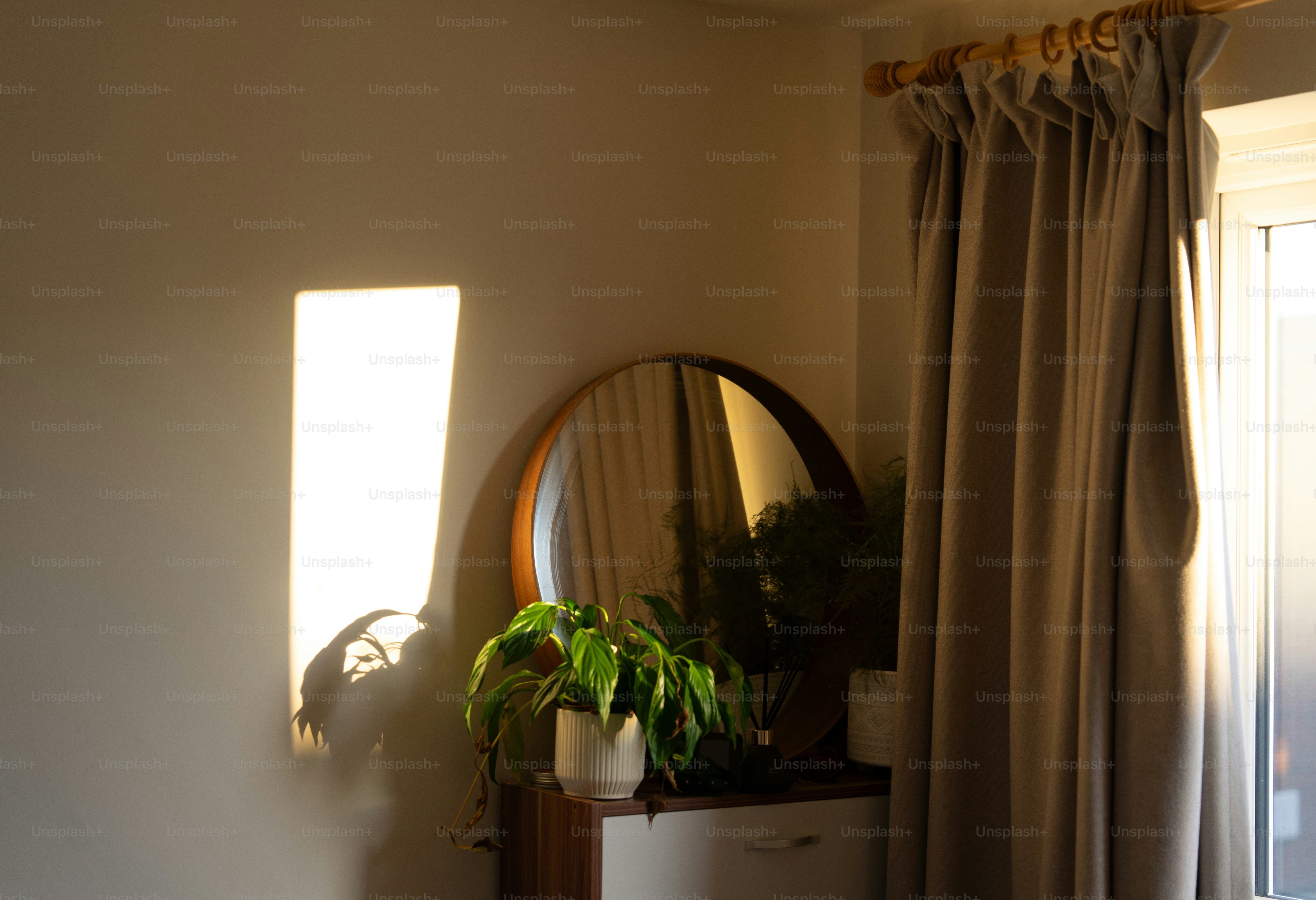 Una camera da letto con letto, comò e specchio