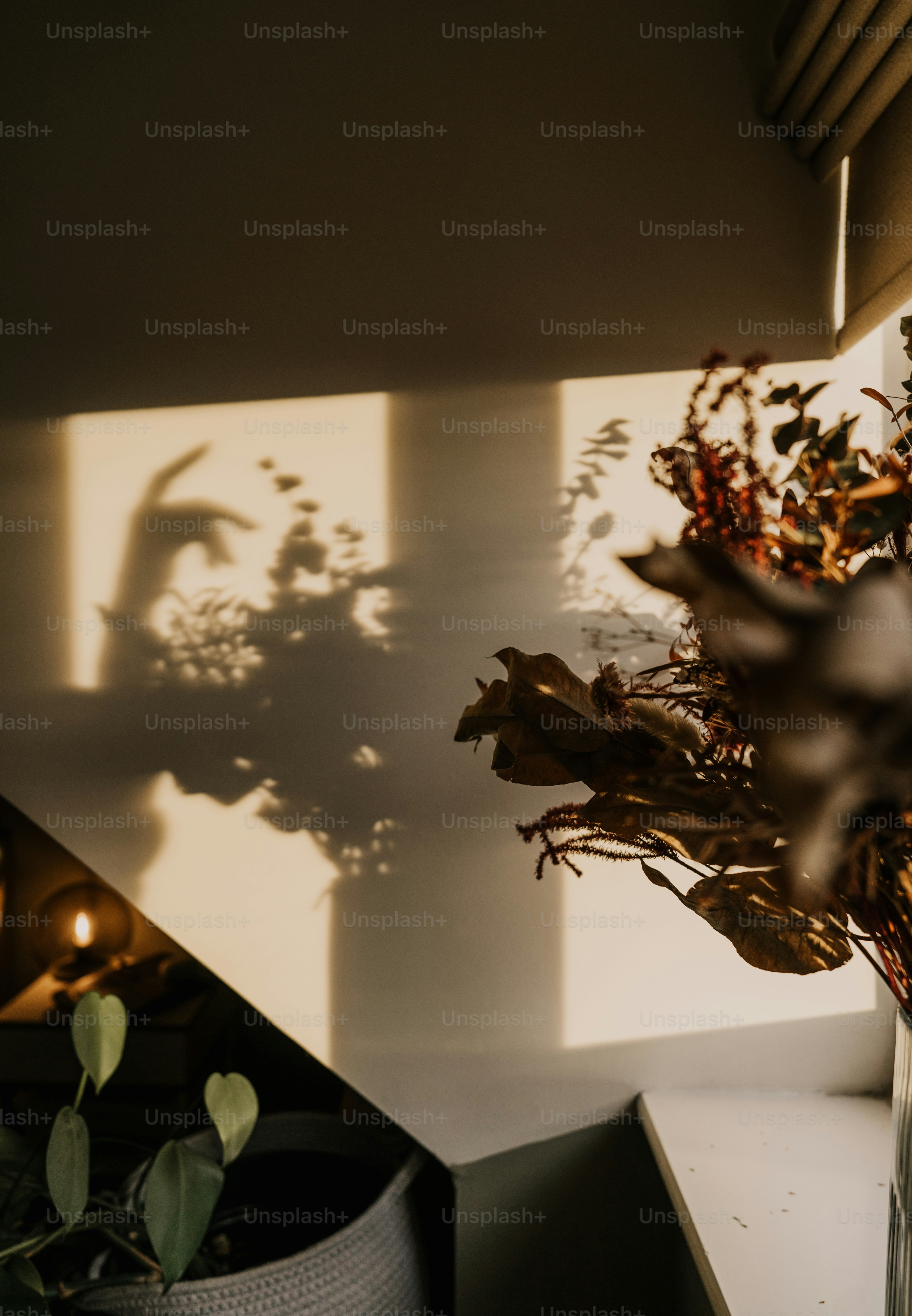 Eine mit Blumen gefüllte Vase, die auf einem Tisch steht