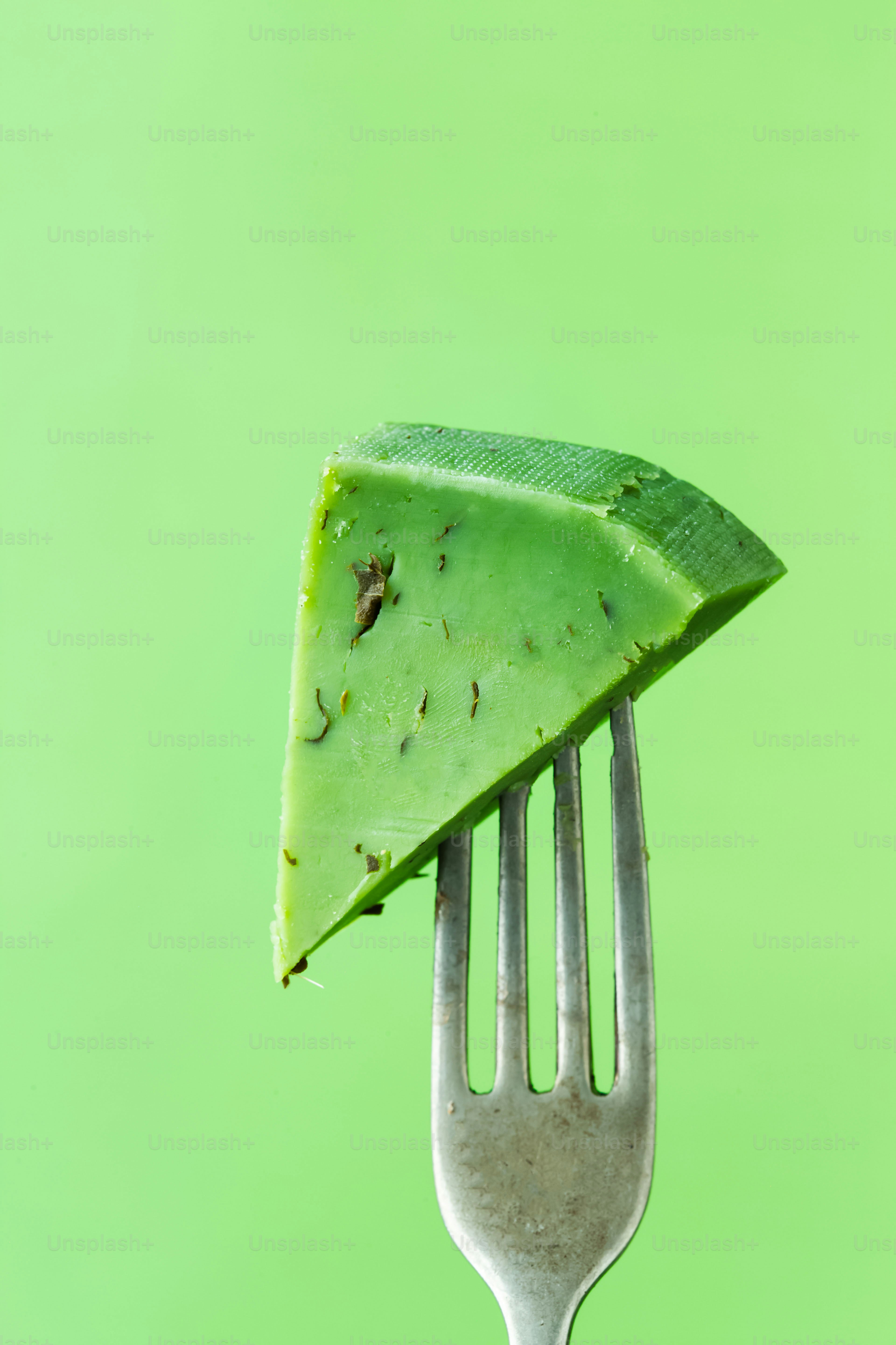 Una forchetta con sopra un pezzo di cibo verde