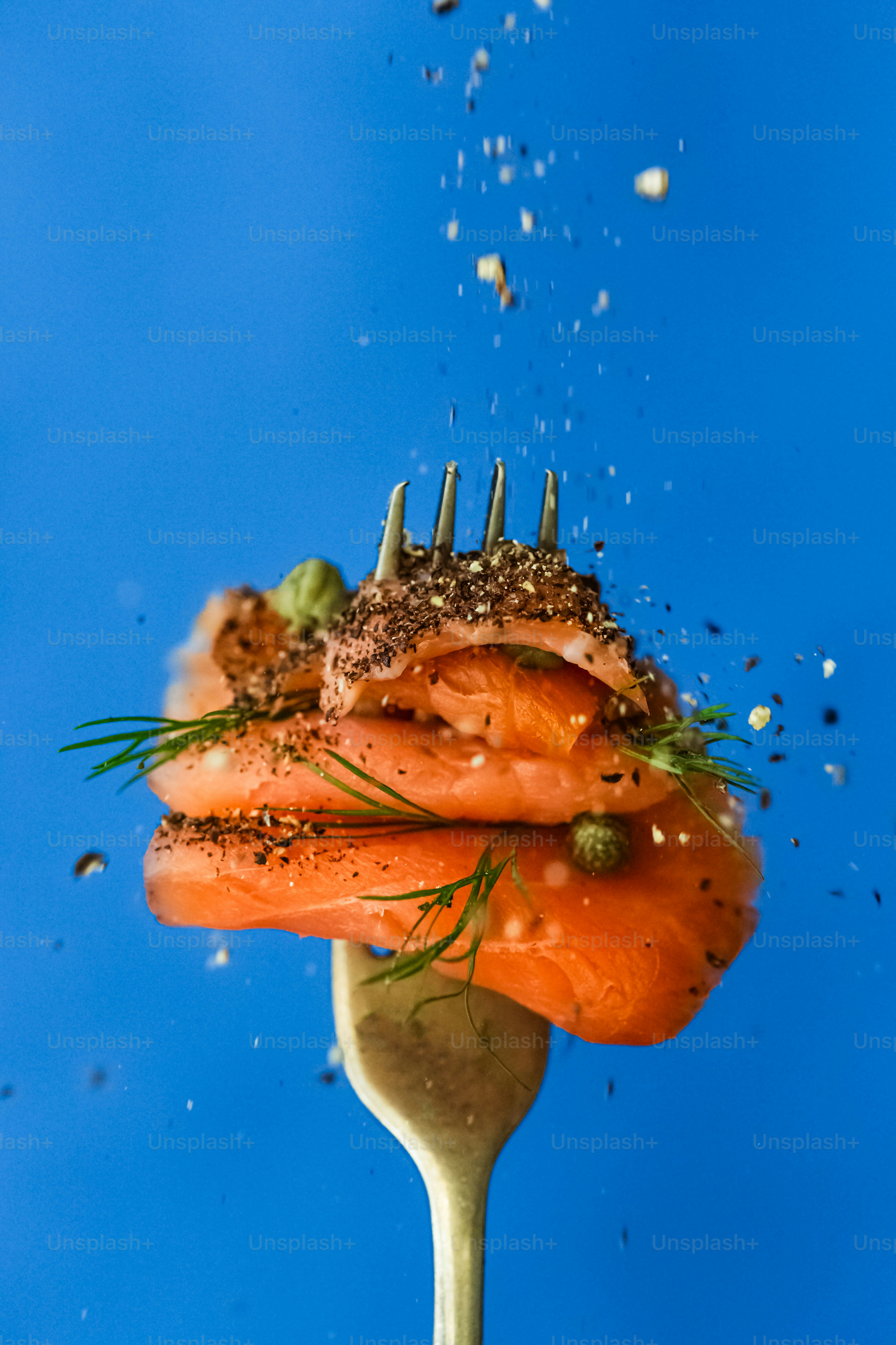 Une fourchette avec un morceau de saumon dessus