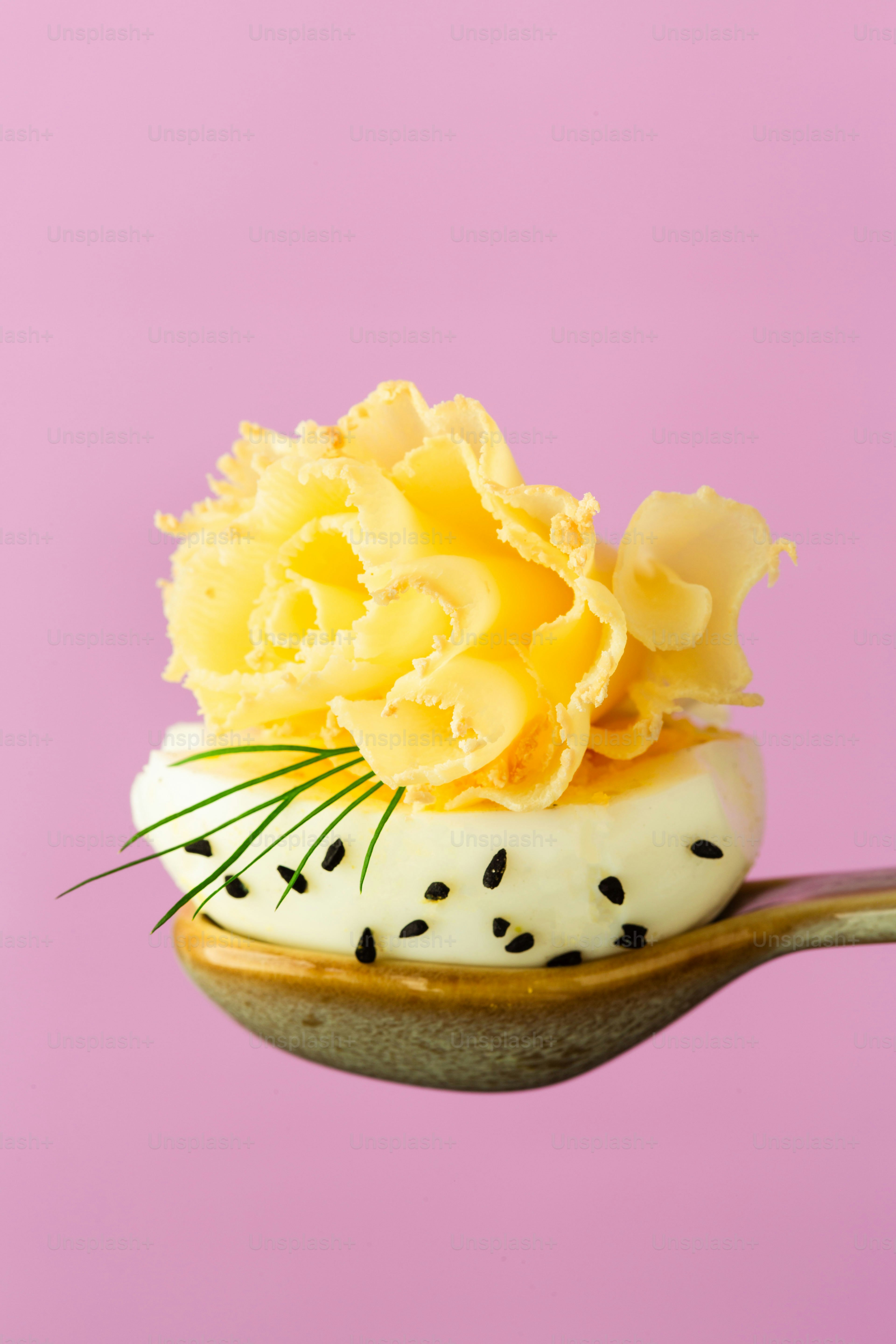 Un cucchiaio con un fiore sopra