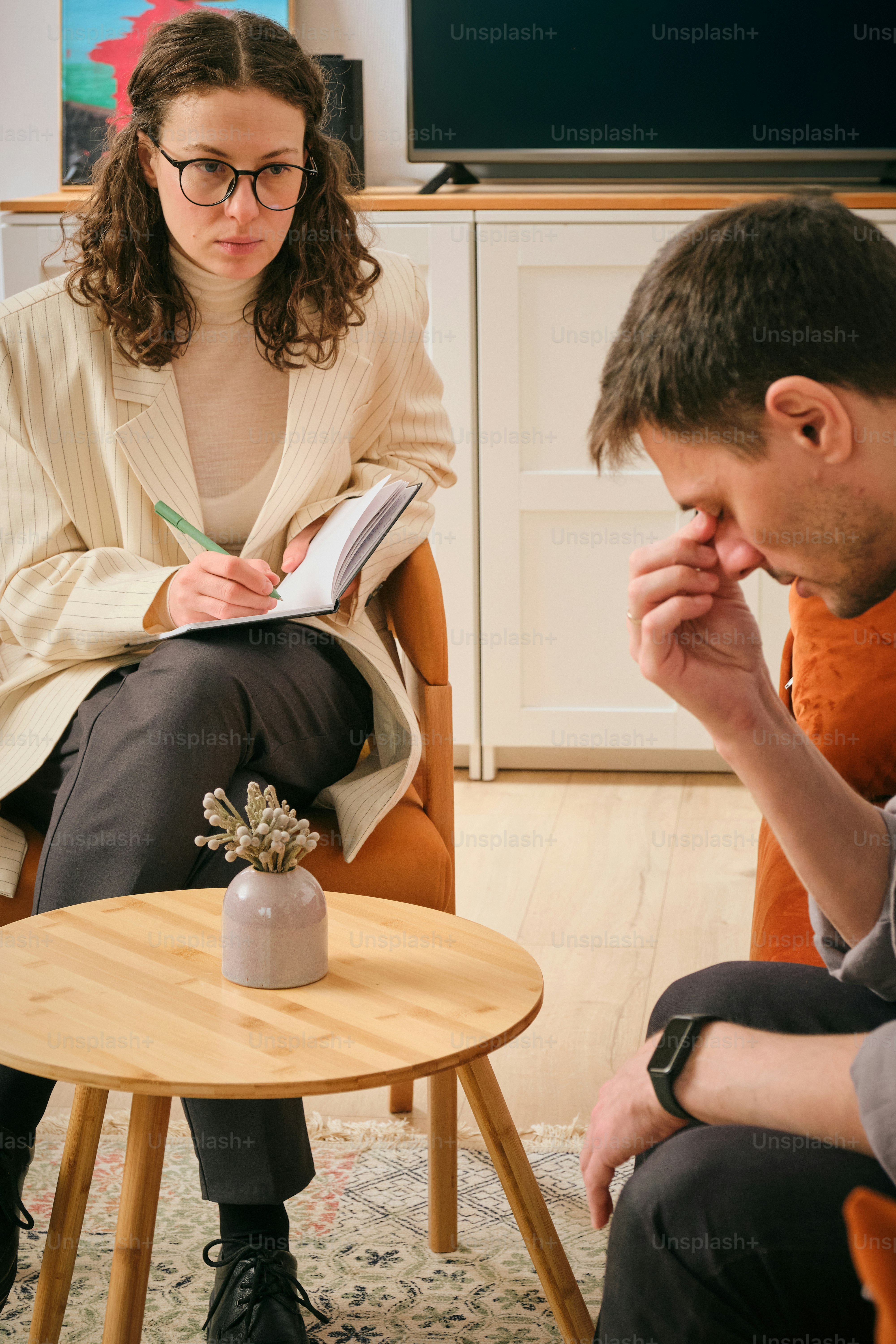Un homme et une femme sont assis sur des chaises