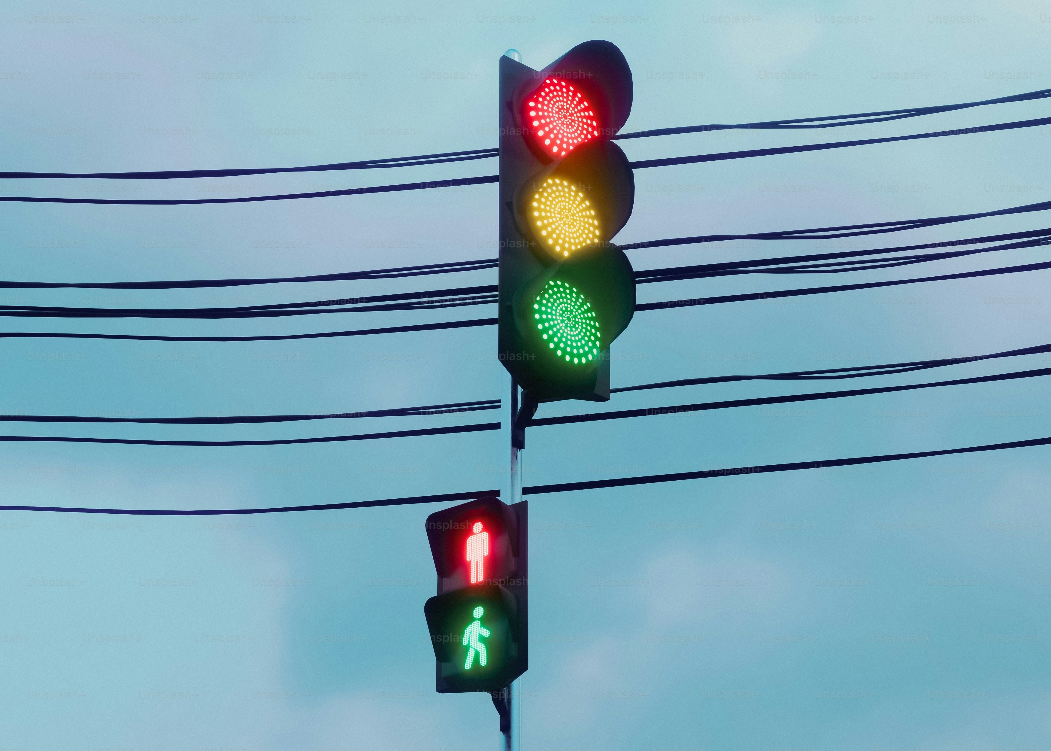 Un par de semáforos colgados de un cable