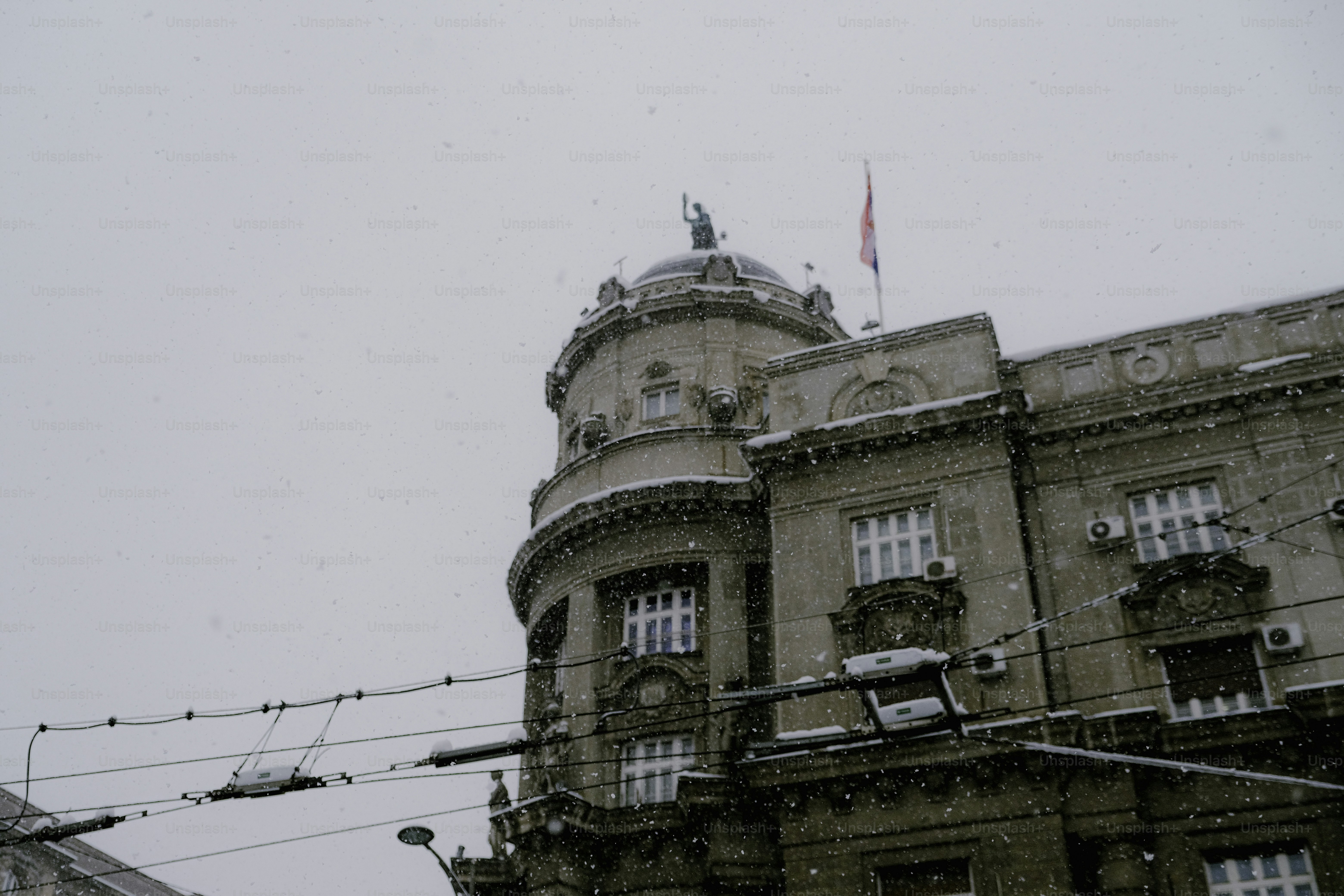Un gran edificio con un reloj en la parte delantera